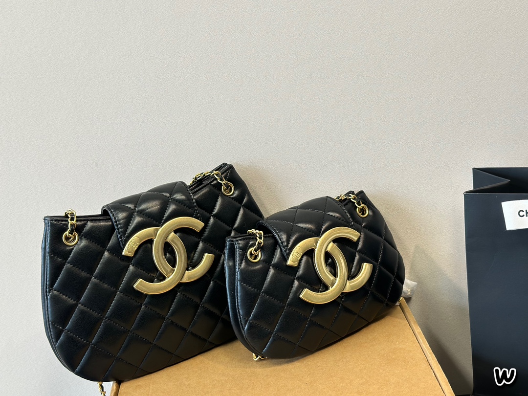 Chanel Taschen Umhängetaschen  & Schultertaschen Schwarz Schaffell Vintage Ketten