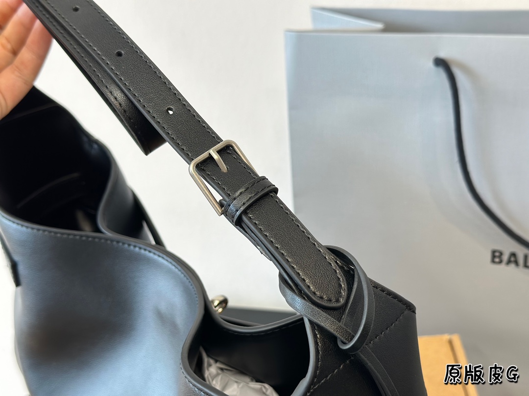 Cowskin. Balenciaga. Cowland. Fashion/recreation No clothes Size 35 * 20 cm - 图片 9