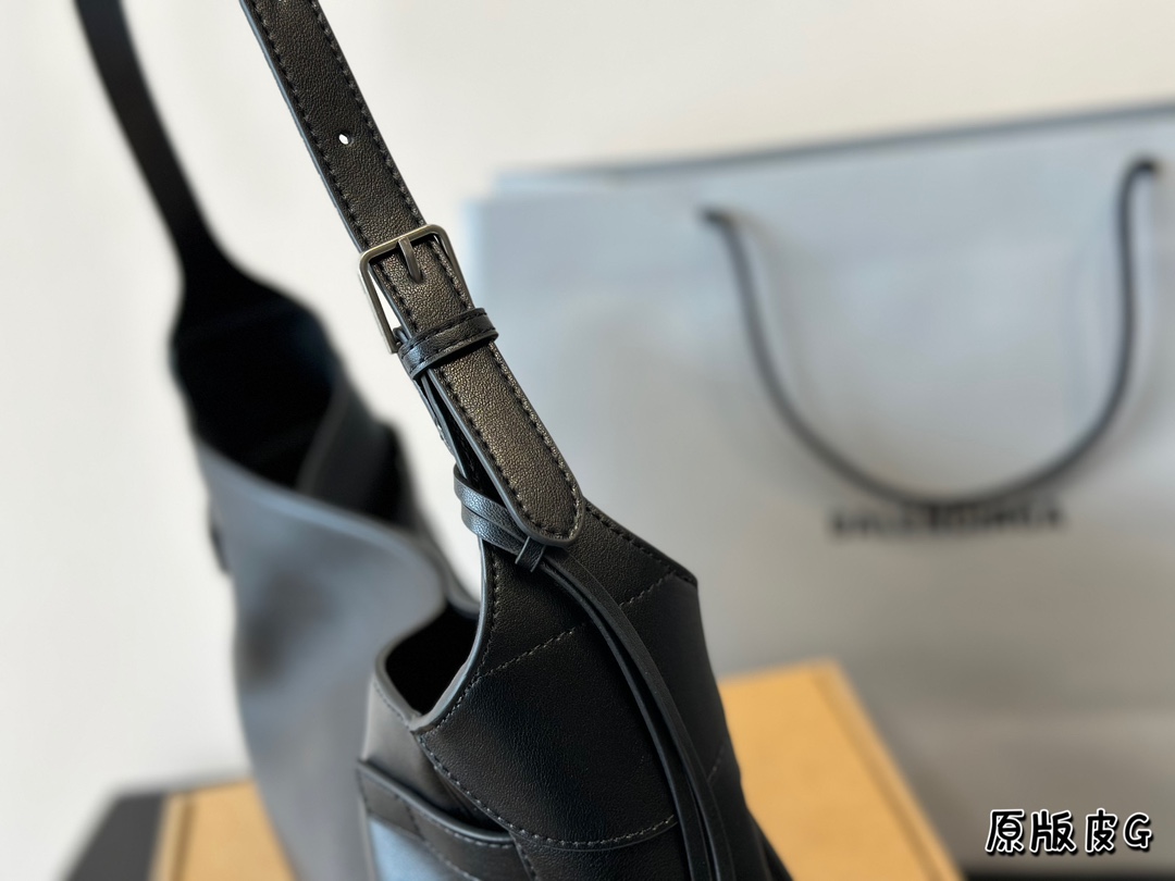 Cowskin. Balenciaga. Cowland. Fashion/recreation No clothes Size 35 * 20 cm - 图片 2