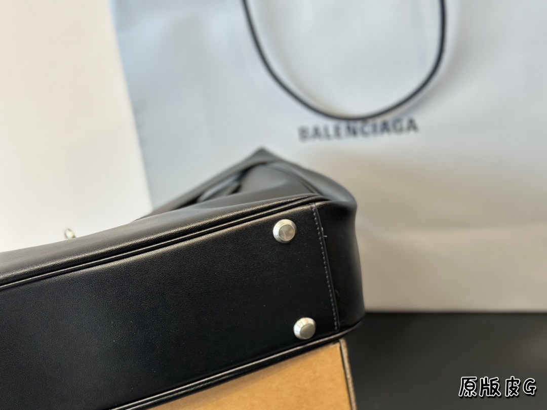 Cowskin. Balenciaga. Cowland. Fashion/recreation No clothes Size 35 * 20 cm - 图片 4