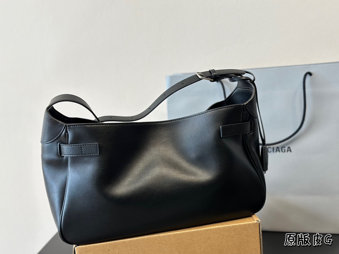 Cowskin. Balenciaga. Cowland. Fashion/recreation No clothes Size 35 * 20 cm - 图片 5