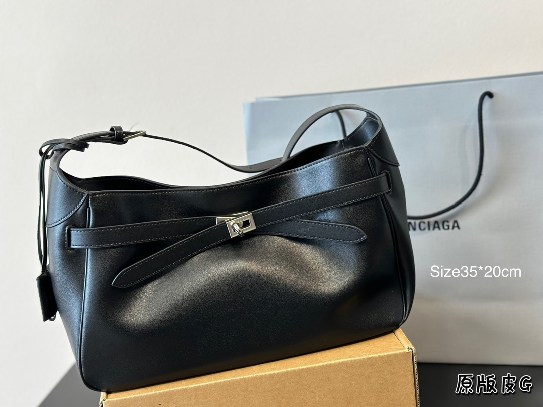 Cowskin. Balenciaga. Cowland. Fashion/recreation No clothes Size 35 * 20 cm