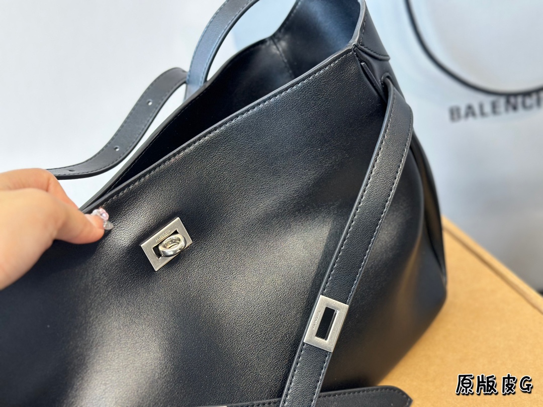 Cowskin. Balenciaga. Cowland. Fashion/recreation No clothes Size 35 * 20 cm - 图片 7