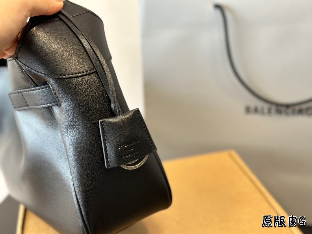 Cowskin. Balenciaga. Cowland. Fashion/recreation No clothes Size 35 * 20 cm - 图片 3