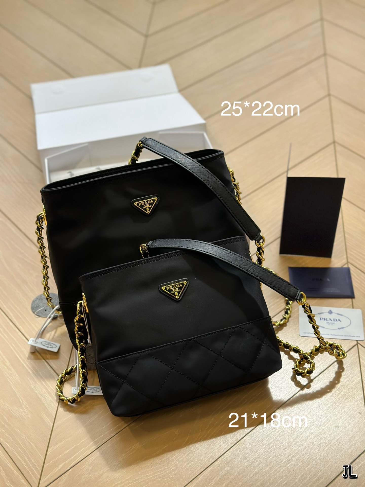 Prada Taschen Handtaschen Umhängetaschen  & Schultertaschen Rindsleder Nylon Ketten