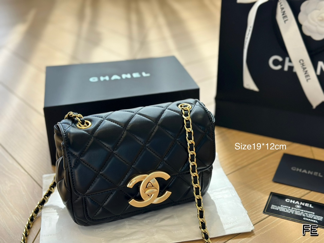 mirror quality
 Chanel Classic Flap Bag Crossbody & Shoulder Bags Vintage