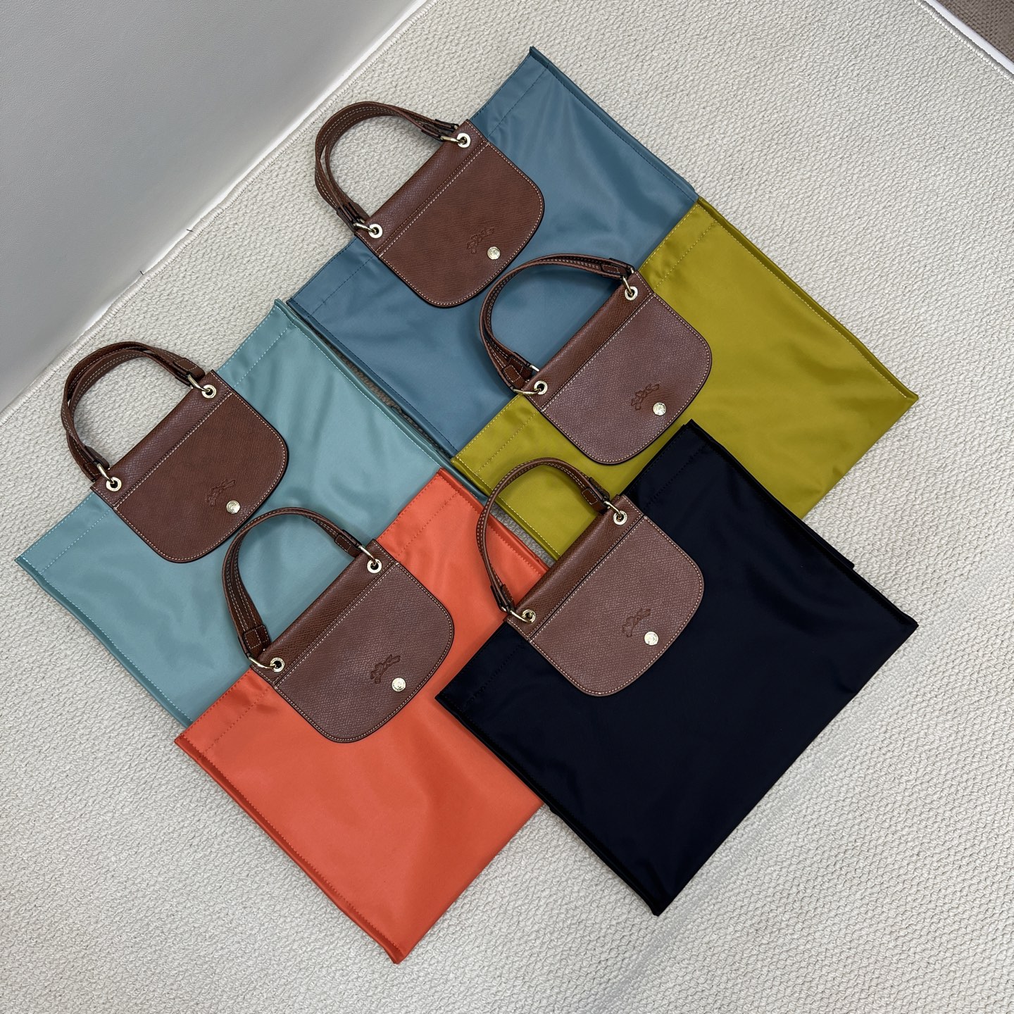 Longchamps new model is here! The spring color of Kabasto bag~