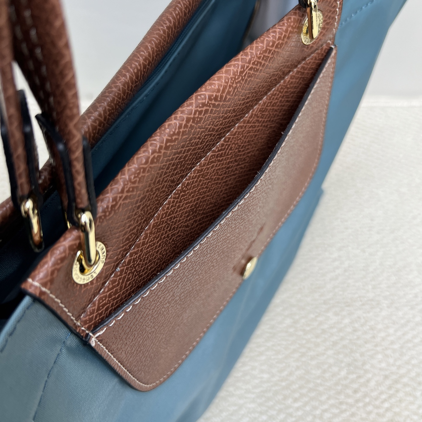 Longchamp Its appearance adopts a classic and simple design, with smooth lines and versatile colors. Whether it's business or leisure time, he ca