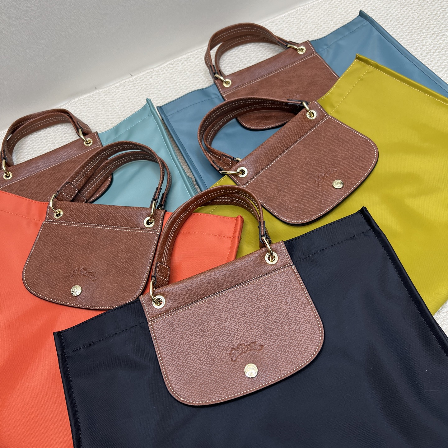 Longchamp Its appearance adopts a classic and simple design, with smooth lines and versatile colors. Whether it's business or leisure time, he ca