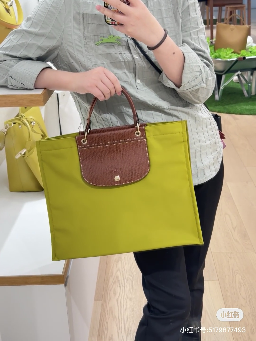 Longchamp Rich colors can always bring a touch of fresh vitality to your life