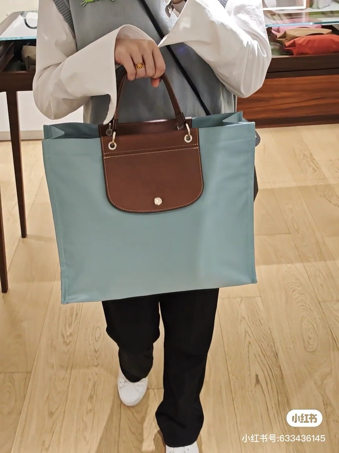 Longchamp It has a large capacity and can hold a 14-inch laptop. It is also suitable as a briefcase! [Meng Meng Da R] [Meng Meng Da R]