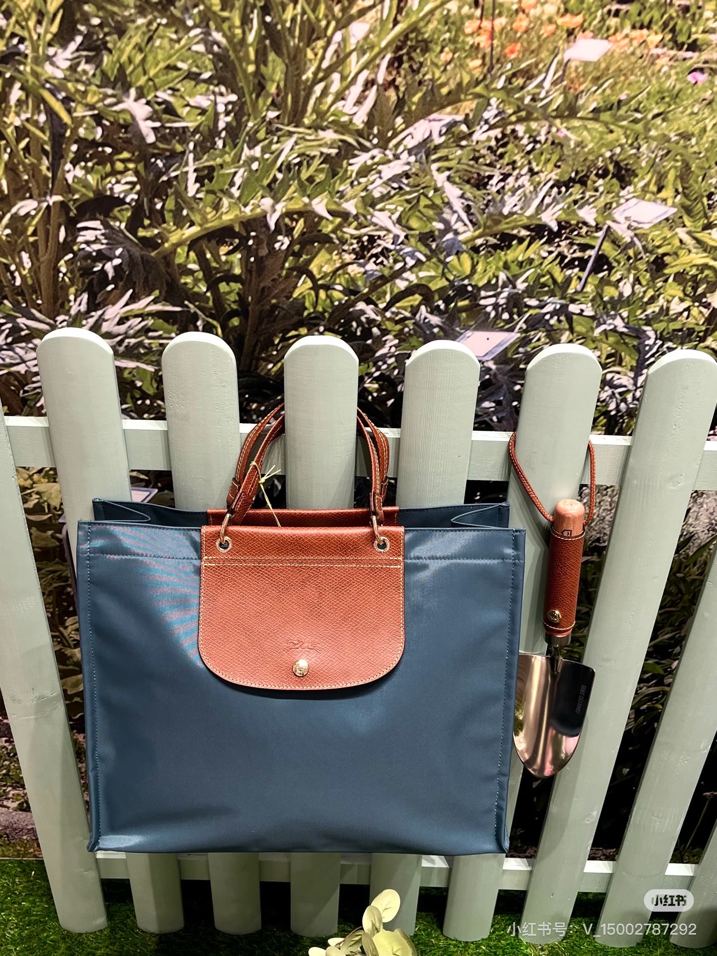 Longchamp A casual/business-friendly bag; a bag that can be used by both boys and girls