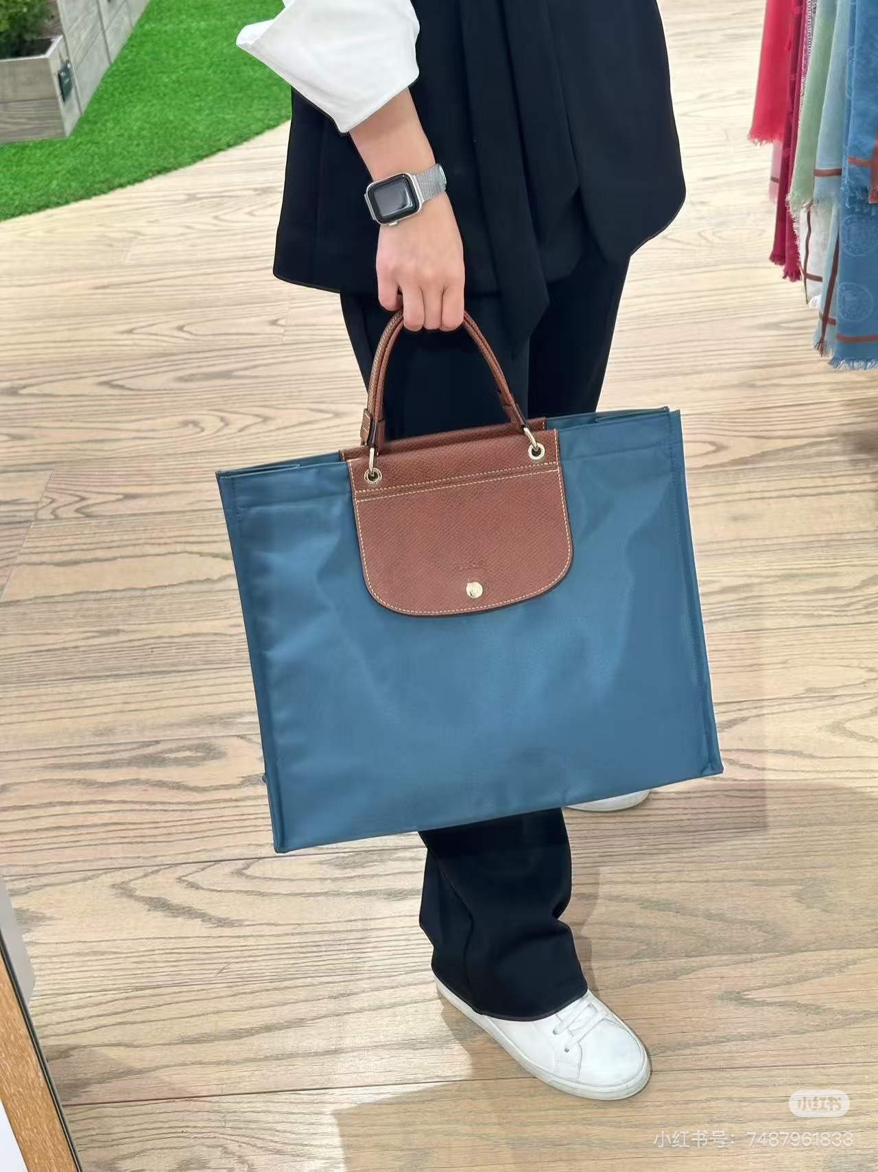 Longchamp A casual/business-friendly bag; a bag that can be used by both boys and girls