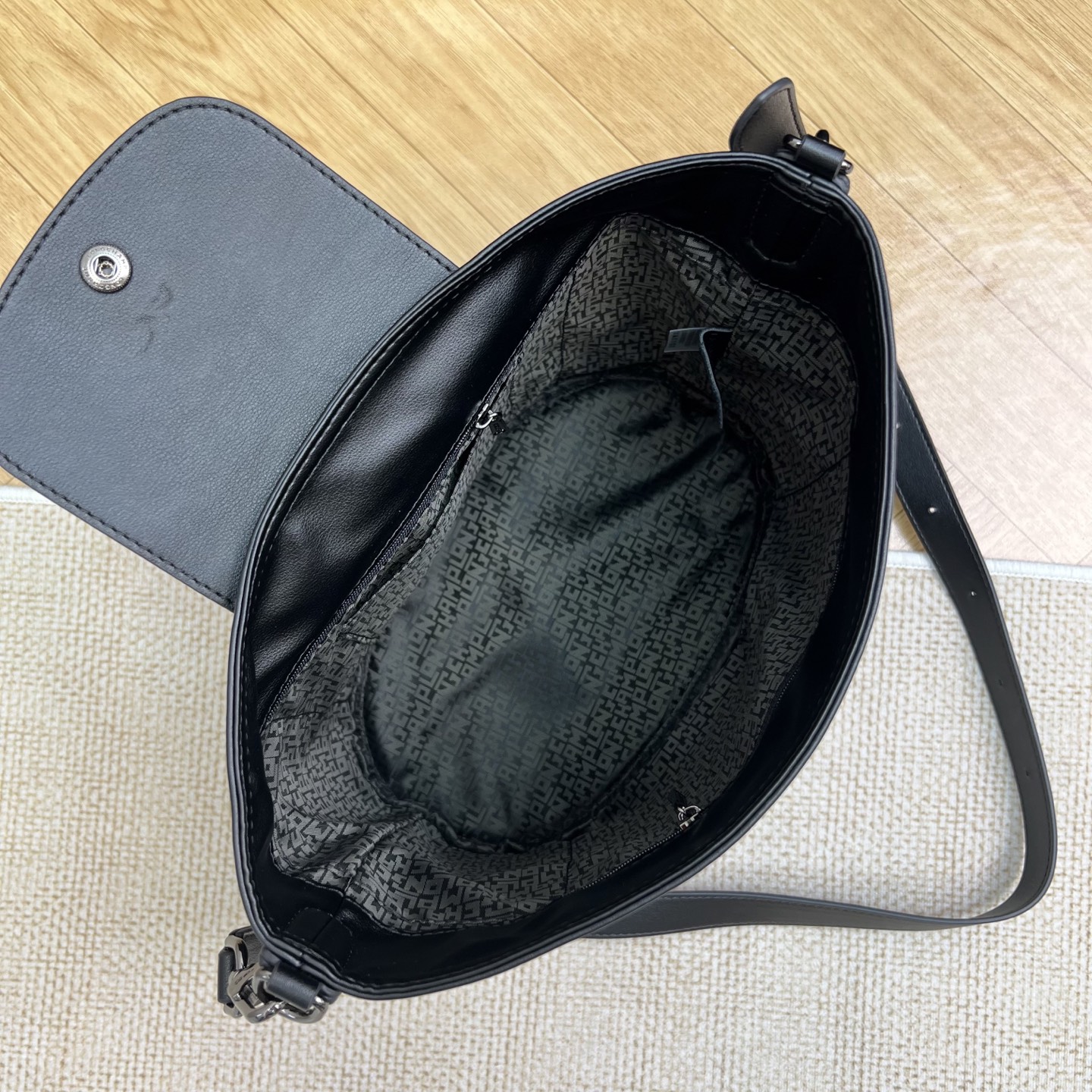 Longchamp 黑色 ，尺寸：25.5*24*16CM