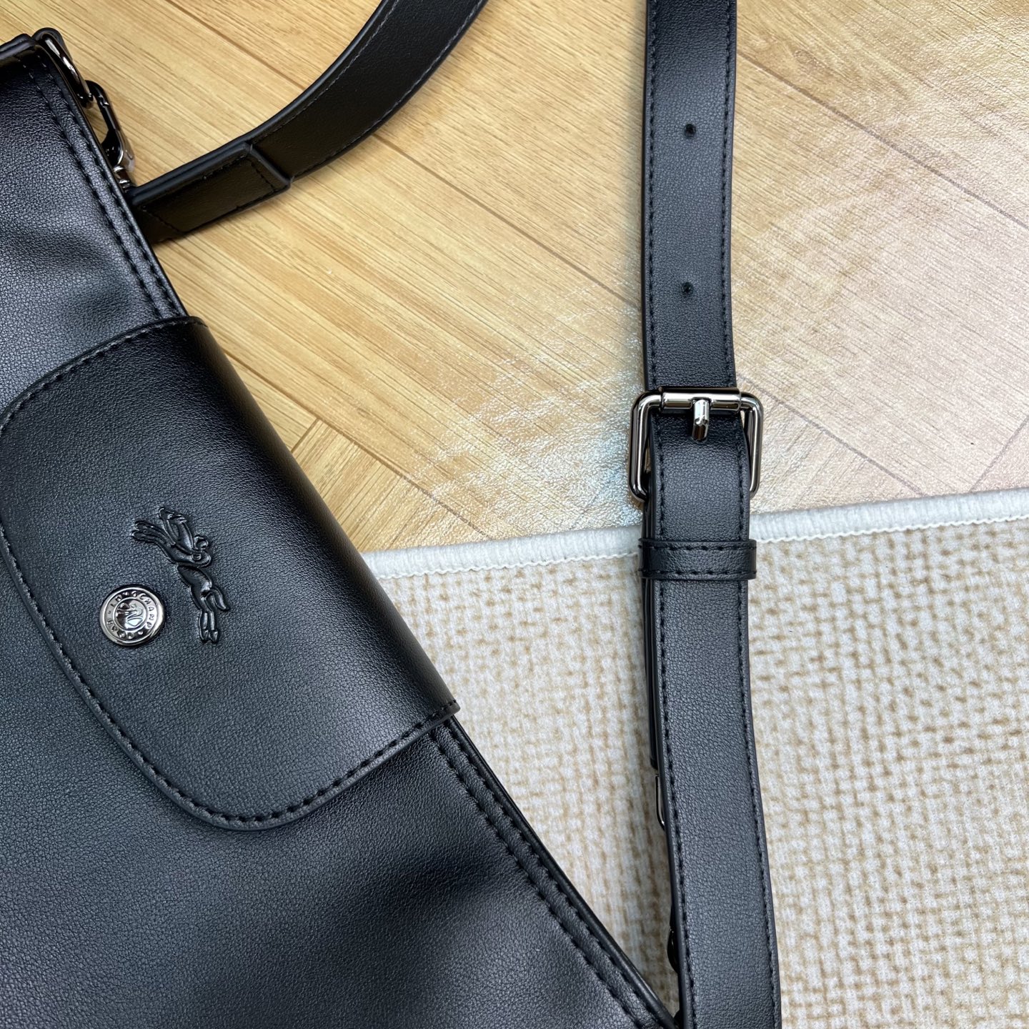 Longchamp 黑色 ，尺寸：25.5*24*16CM