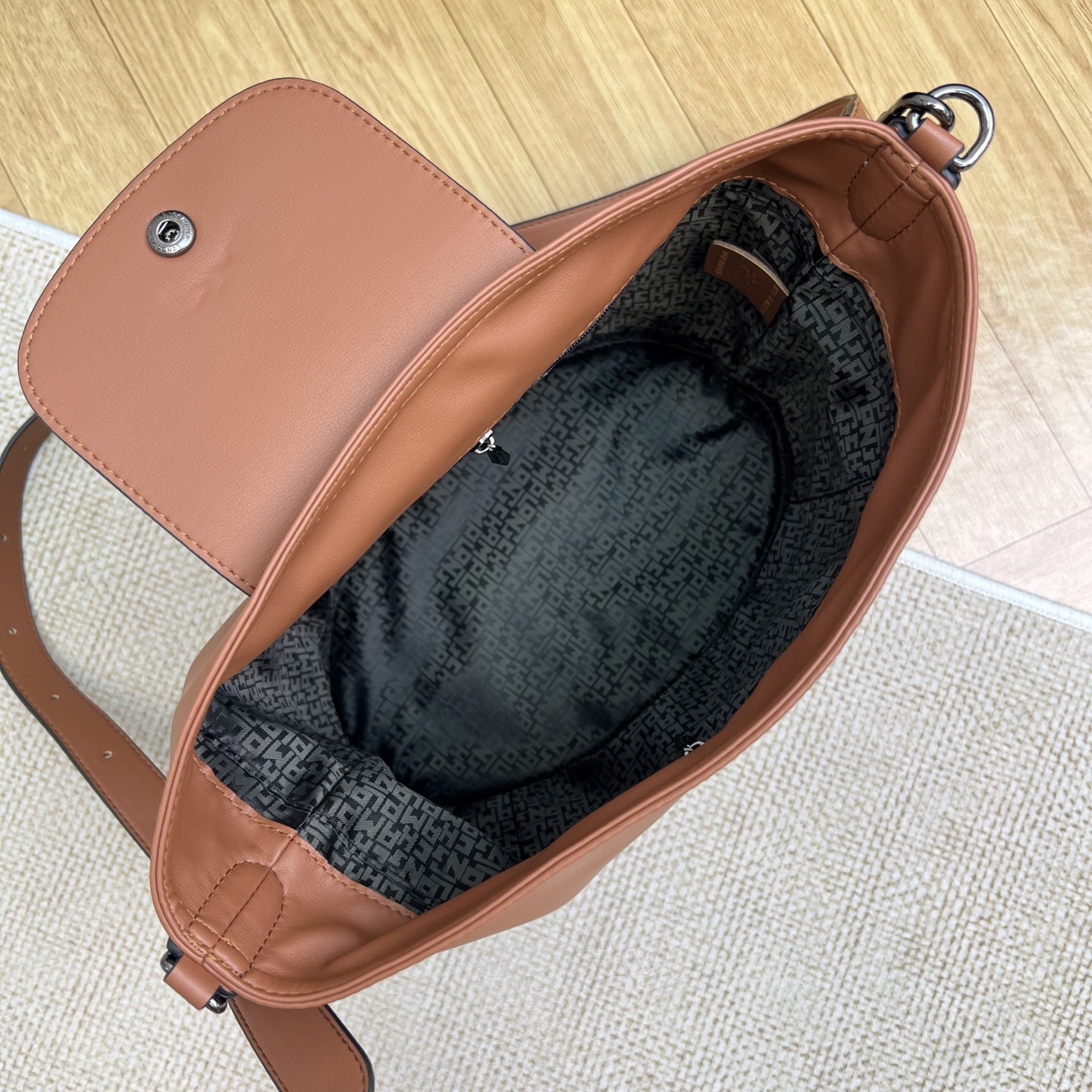 Longchamp 焦糖色 尺寸：25.5*24*16CM