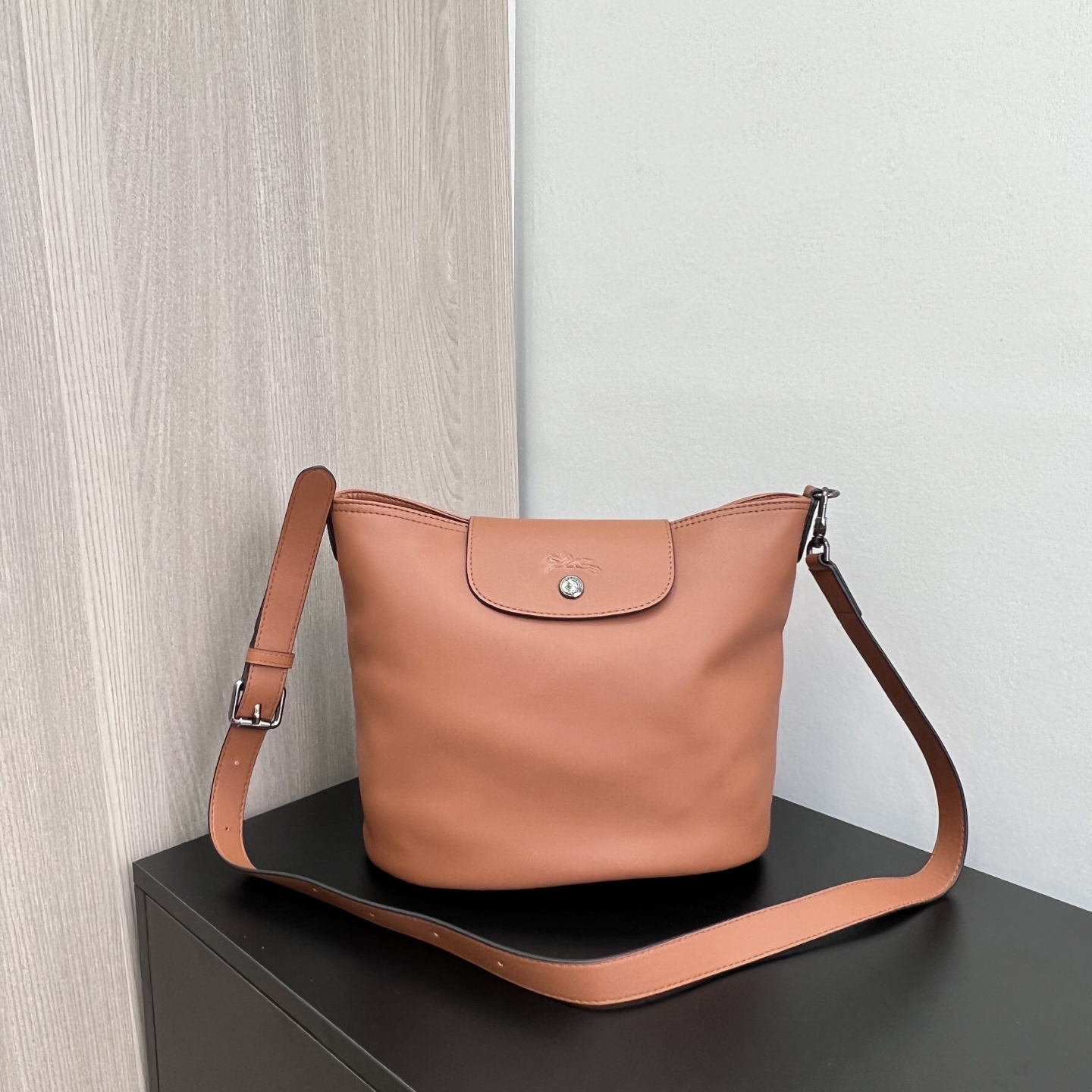 Longchamp 焦糖色 尺寸：25.5*24*16CM