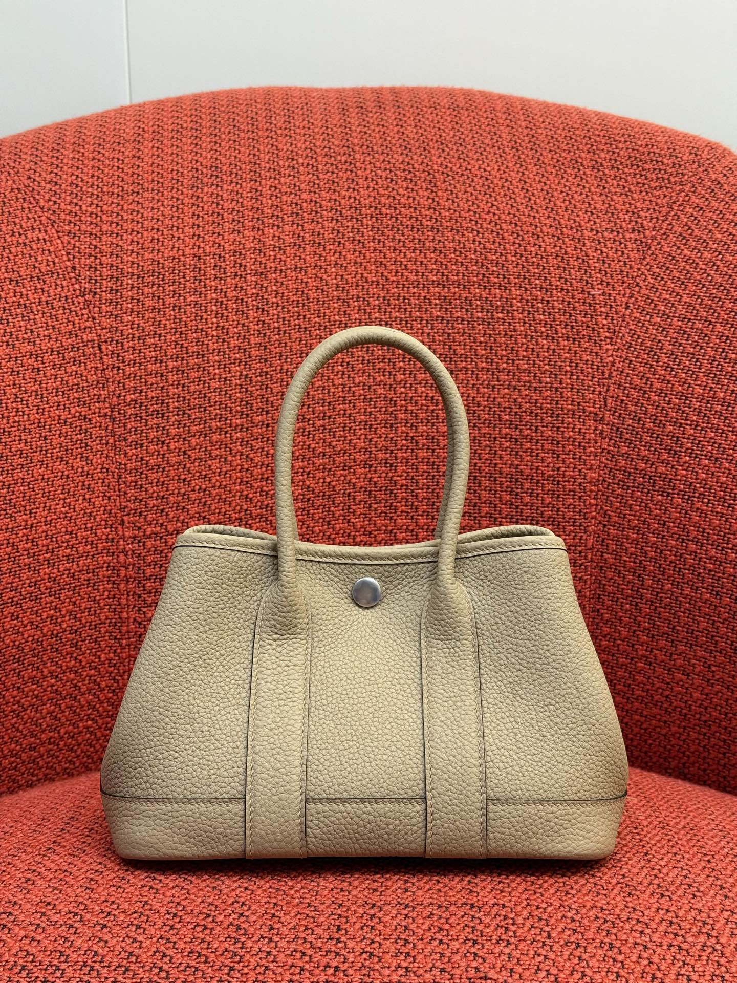NO:919470,The latest garden bag Neo (mini) garden full leather size 23x16x10 Ntogo leather wax thread matching handmade craftsmanship gray windbreaker, Hermes, hermes, Hermes,19860909最新款花园包 Neo（mini）garden 全皮款 尺寸23x16x10 Ntogo皮 蜡线对版 手工工艺 风衣灰,爱马仕,hermes,Hermes,,Bag