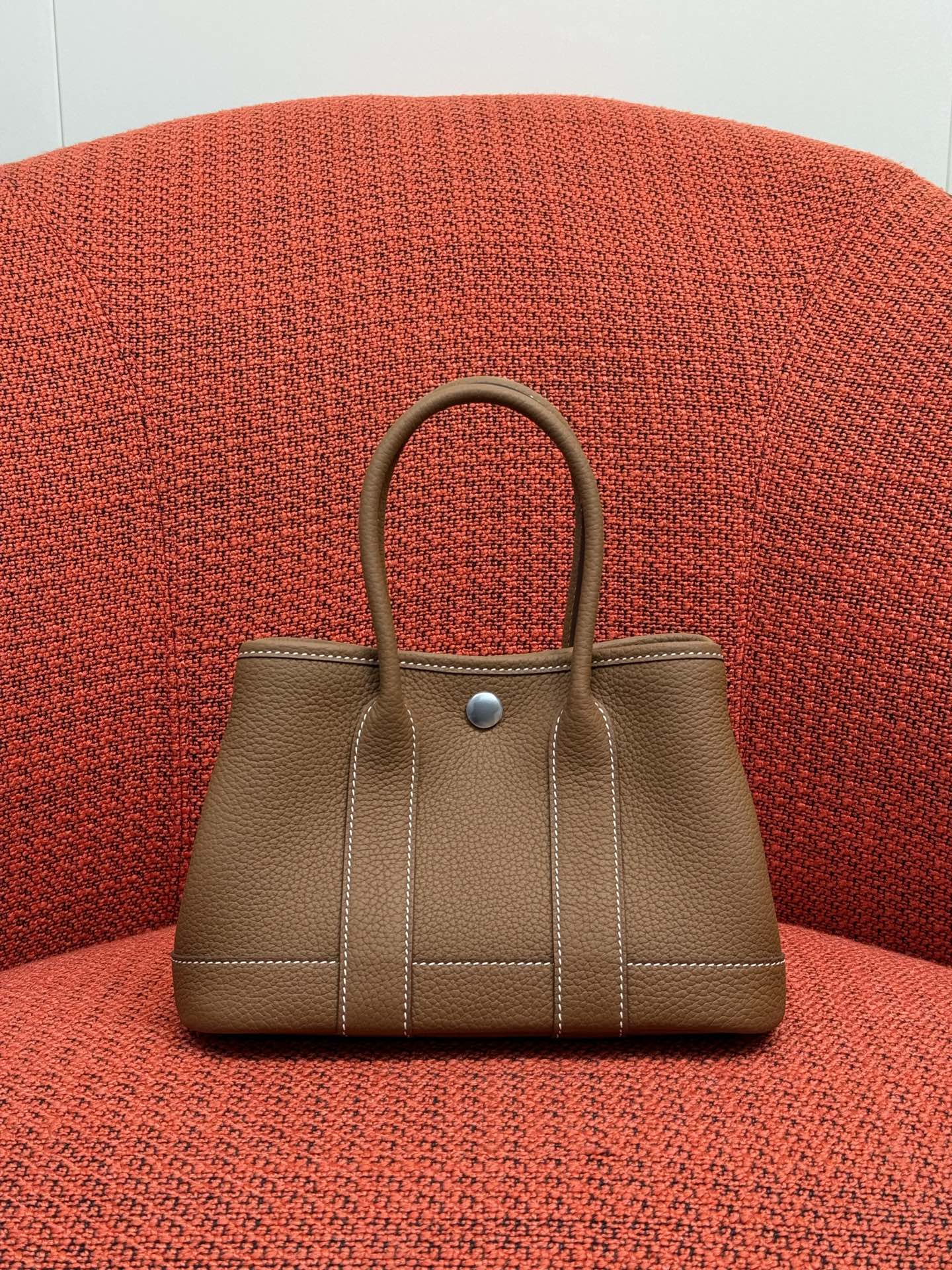 NO:919461,The latest garden bag Neo (mini) garden full leather size 23x16x10 Ntogo leather wax thread matching handmade craftsmanship golden brown, Hermes, hermes, Hermes,19860909最新款花园包 Neo（mini）garden 全皮款 尺寸23x16x10 Ntogo皮 蜡线对版 手工工艺 金棕,爱马仕,hermes,Hermes,,Bag