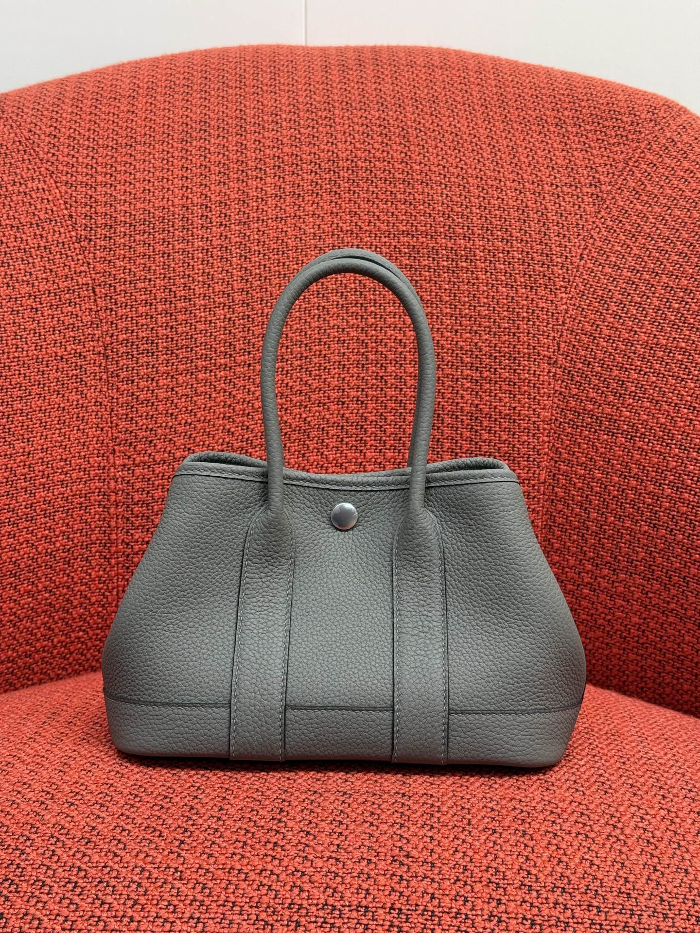 NO:919489,The latest garden bag Neo (mini) garden full leather size 23x16x10 Ntogo leather wax thread matching handmade craftsmanship cumulonimbus gray, Hermes, hermes, Hermes,19860909最新款花园包 Neo（mini）garden 全皮款 尺寸23x16x10 Ntogo皮 蜡线对版 手工工艺 积雨云灰,爱马仕,hermes,Hermes,,Bag