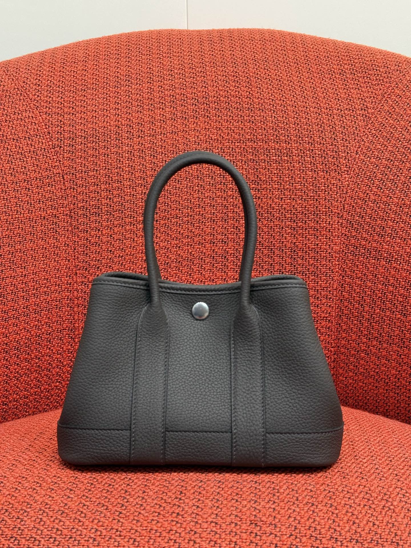 NO:919475,The latest garden bag Neo (mini) garden full leather size 23x16x10 Ntogo leather wax thread matching handmade craftsmanship ebony color, Hermes, hermes, Hermes,19860909最新款花园包 Neo（mini）garden 全皮款 尺寸23x16x10 Ntogo皮 蜡线对版 手工工艺 乌木色,爱马仕,hermes,Hermes,,Bag