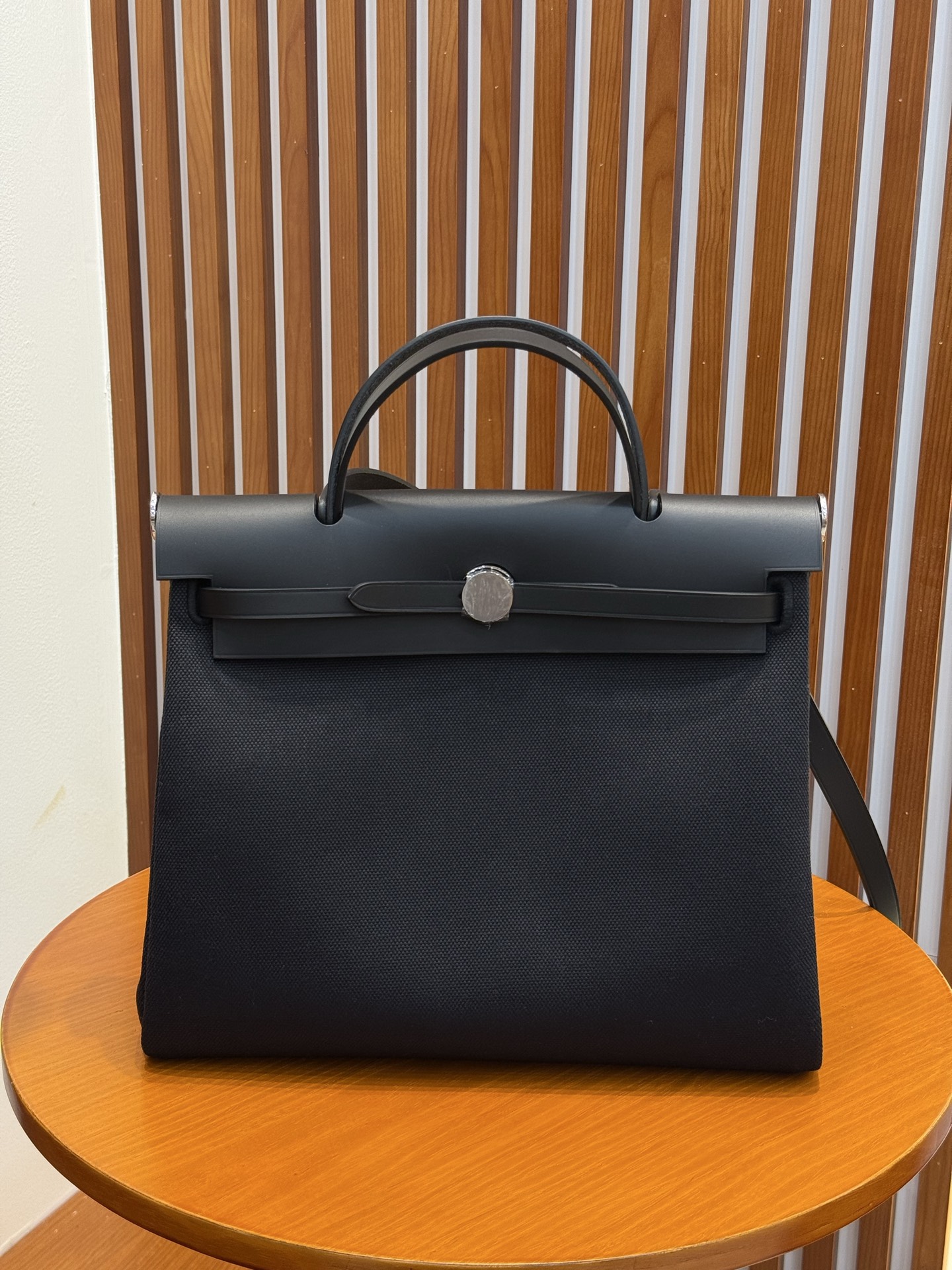 NO:811849,The black Herbag 31cm is very light, has a large capacity, is of high quality, and is in stock in large quantities!  !  !  ,Hermes,hermes,Hermes,19860909黑色 Herbag 31cm 包身很轻,容量大 ,高品质 ,大量现货！！！,爱马仕,hermes,Hermes,,Bag