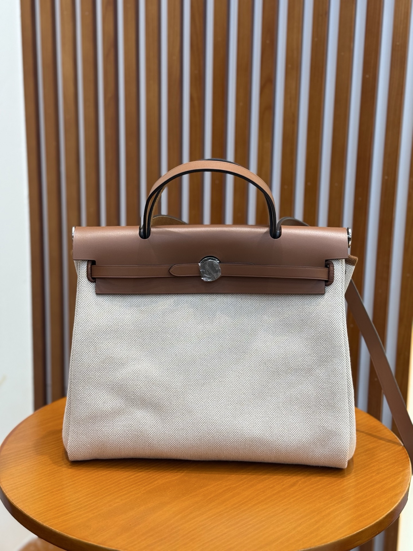 NO:811833,The dark brown Herbag 31cm is very light, has a large capacity, is of high quality, and is in stock in large quantities!  !  !  ,Hermes,hermes,Hermes,19860909深棕色 Herbag 31cm 包身很轻,容量大 ,高品质 ,大量现货！！！,爱马仕,hermes,Hermes,,Bag