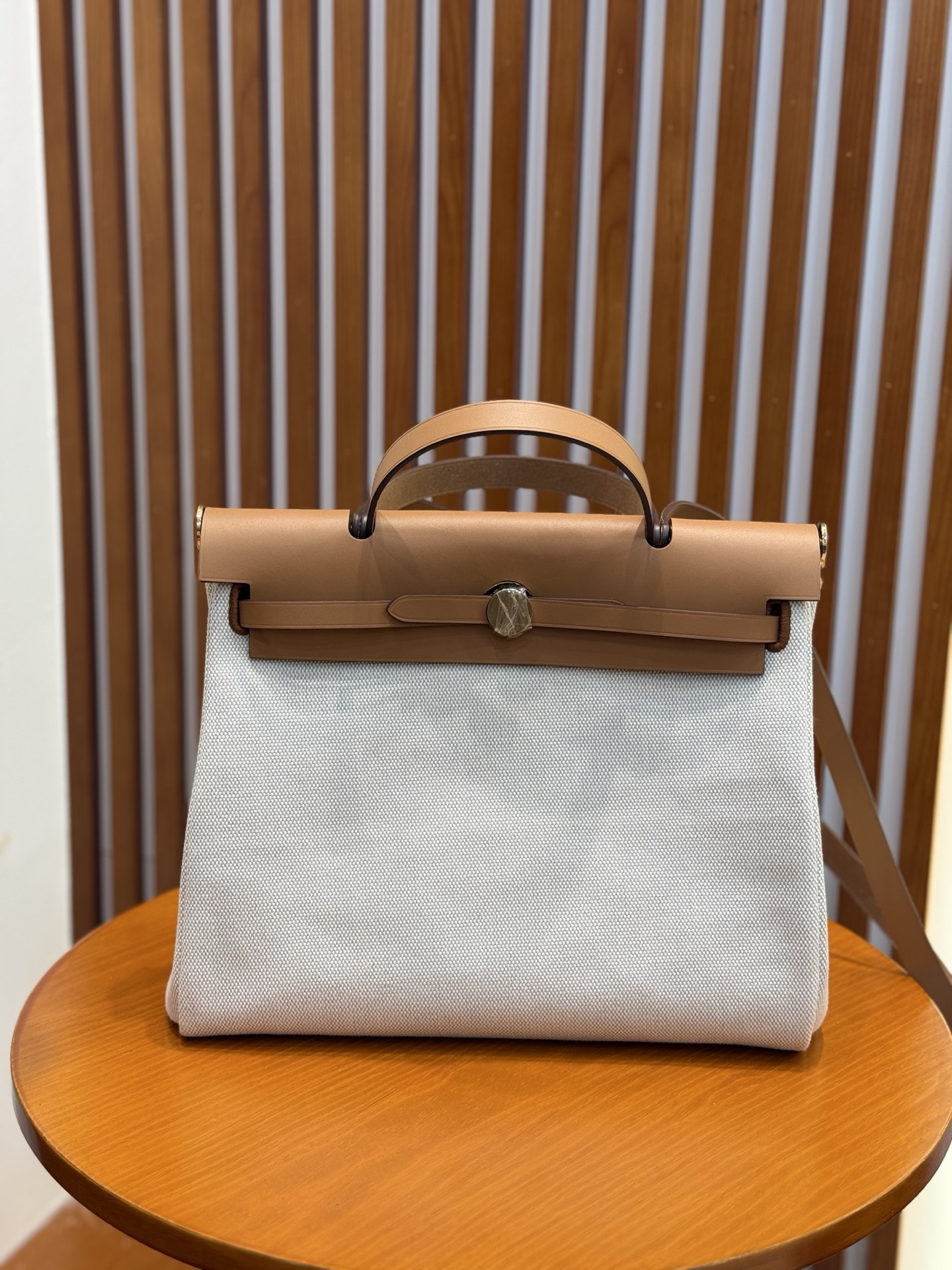 NO:811839,The light brown Herbag 31cm is very light, has a large capacity, is of high quality, and is in stock in large quantities!  !  !  ,Hermes,hermes,Hermes,19860909浅棕色 Herbag 31cm 包身很轻,容量大 ,高品质 ,大量现货！！！,爱马仕,hermes,Hermes,,Bag