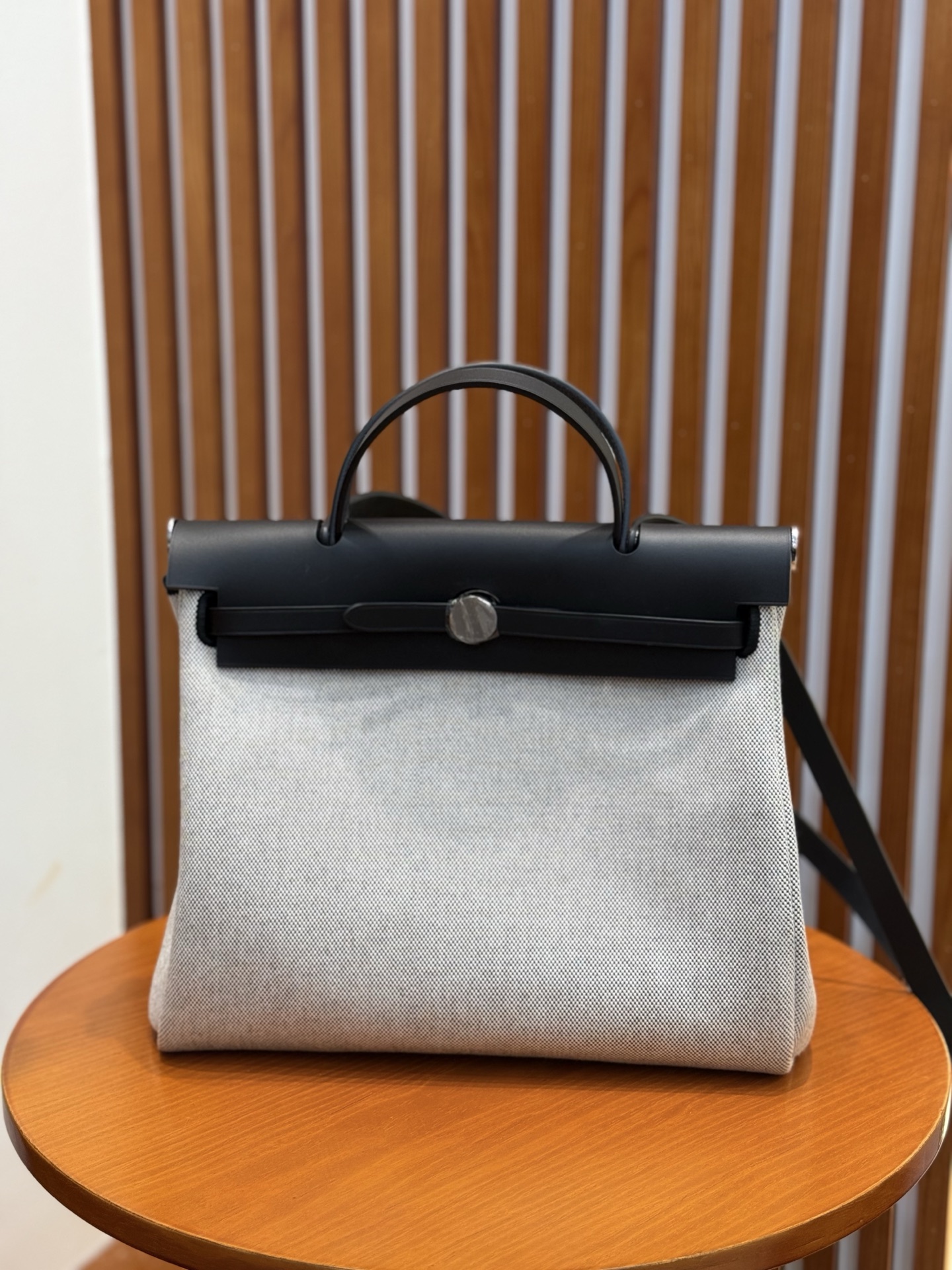 NO:811844,The panda color Herbag 31cm is very light, large in capacity, high quality, and has a large quantity in stock!  !  !  ,Hermes,hermes,Hermes,19860909熊猫色 Herbag 31cm 包身很轻,容量大 ,高品质 ,大量现货！！！,爱马仕,hermes,Hermes,,Bag