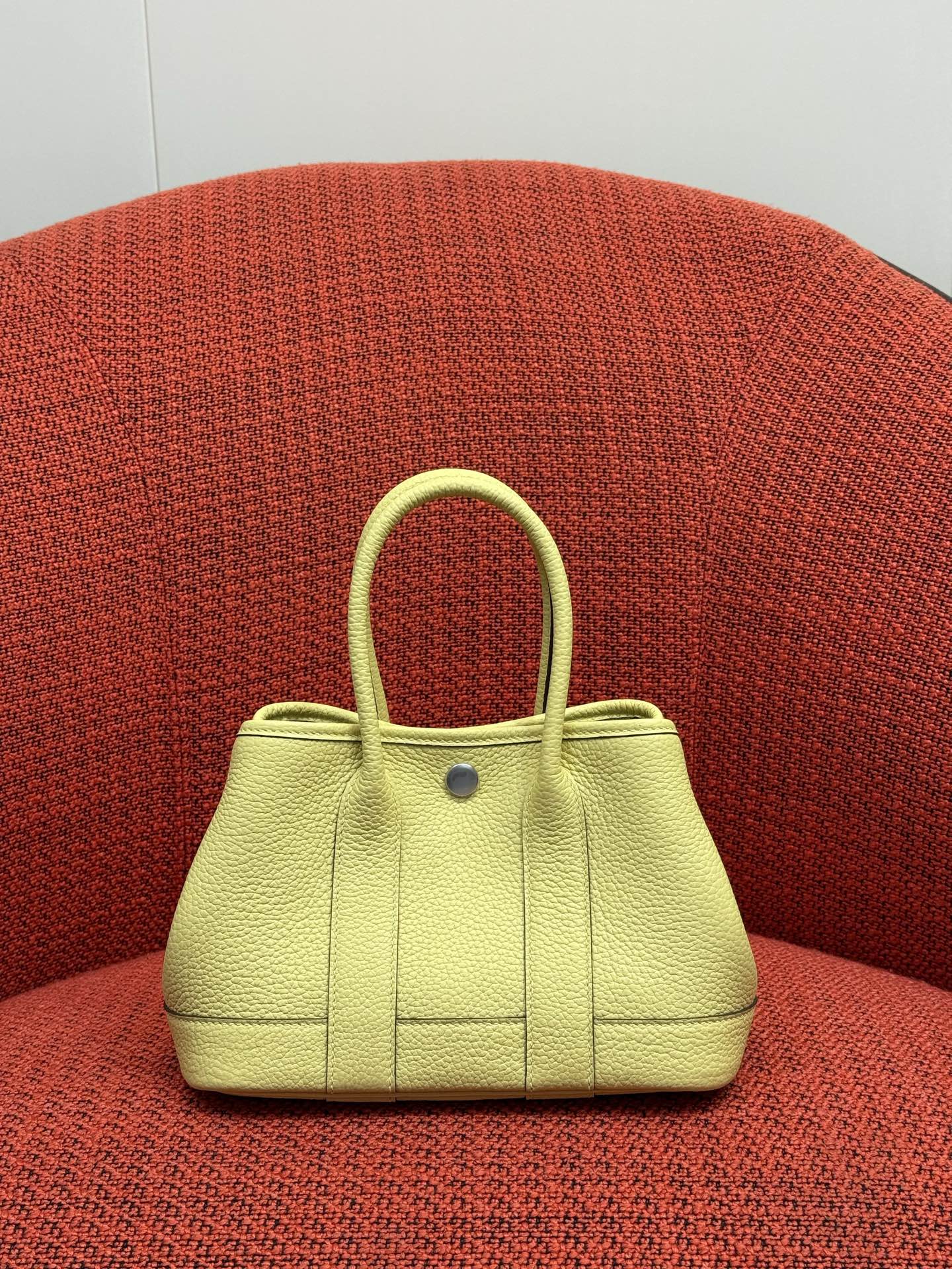 NO:919456,The latest garden bag Neo (mini) garden full leather size 23x16x10 Ntogo leather wax thread matching handmade craftsmanship chicken yellow, Hermes, hermes, Hermes,19860909最新款花园包 Neo（mini）garden 全皮款 尺寸23x16x10 Ntogo皮 蜡线对版 手工工艺 小鸡黄,爱马仕,hermes,Hermes,,Bag
