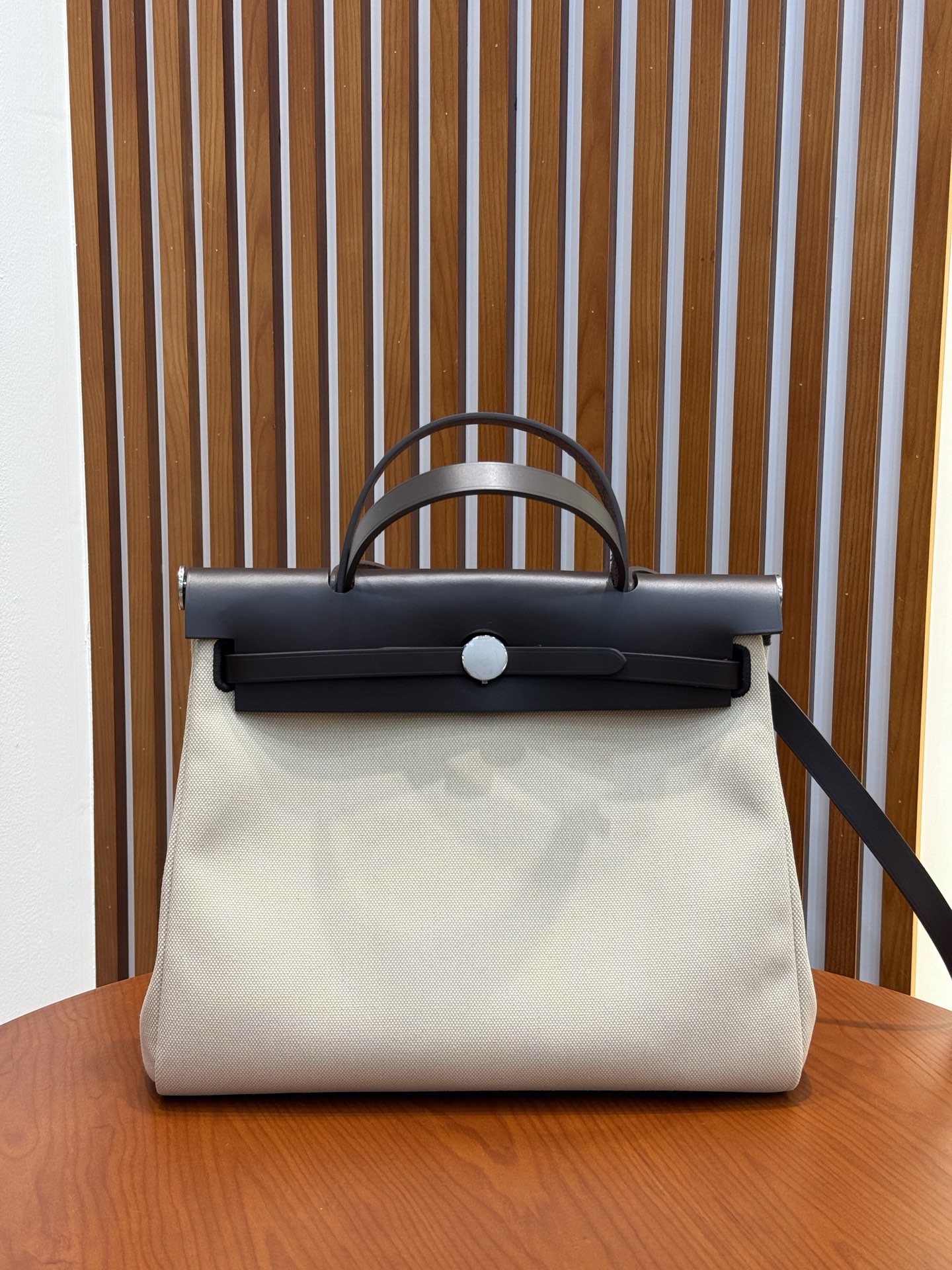 NO:811852,Ebony/rice cloth Herbag 31cm is very light, large capacity, high quality, large quantity in stock!  !  !  ,Hermes,hermes,Hermes,19860909乌木/米布 Herbag 31cm 包身很轻,容量大 ,高品质 ,大量现货！！！,爱马仕,hermes,Hermes,,Bag