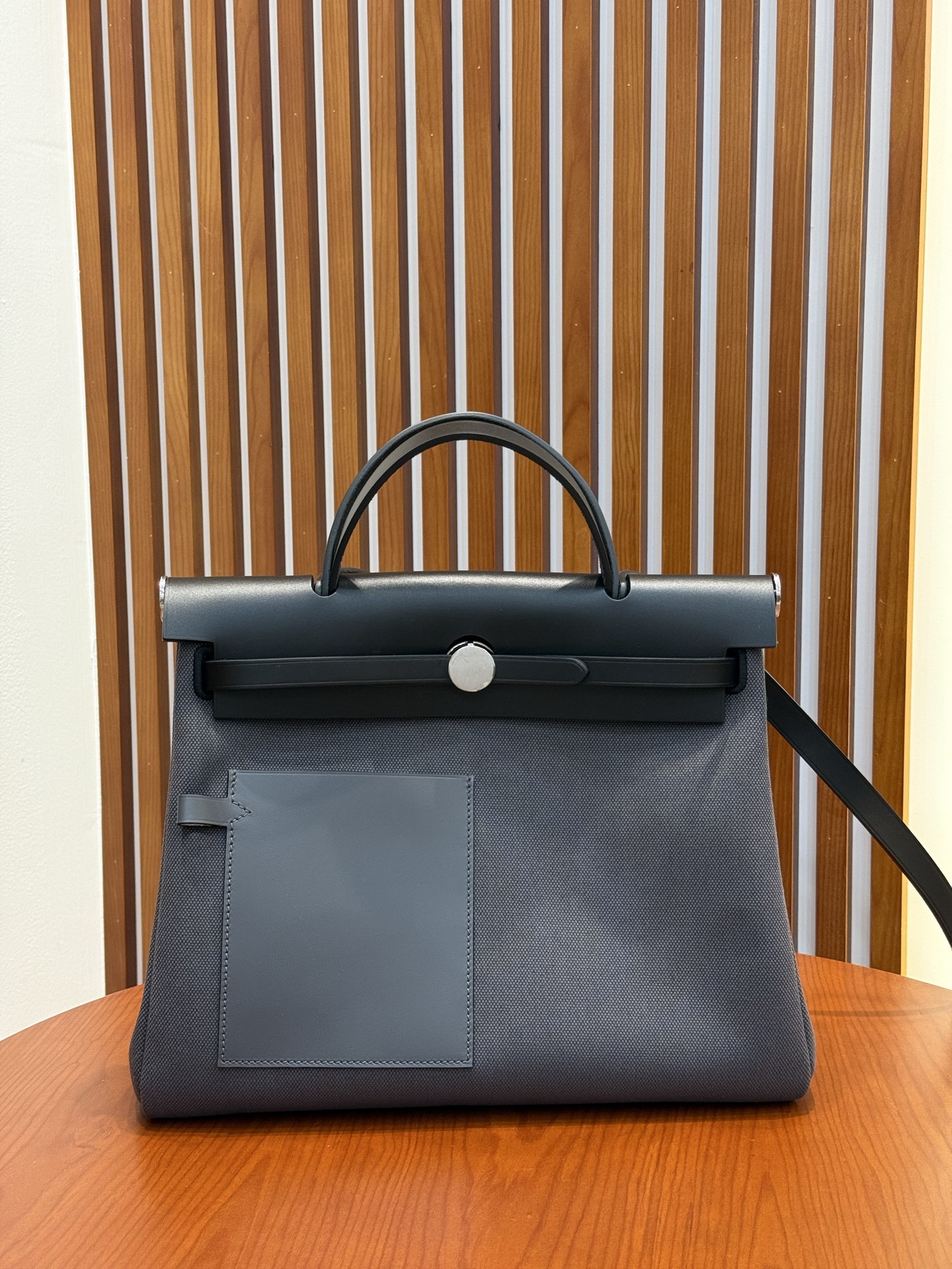 NO:811803,Black/slate gray (pocket style) Herbag 31cm is very light, large capacity, high quality, and in stock in large quantities!  !  !  ,Hermes,hermes,Hermes,19860909黑色/石板灰（口袋款） Herbag 31cm 包身很轻,容量大 ,高品质 ,大量现货！！！,爱马仕,hermes,Hermes,,Bag