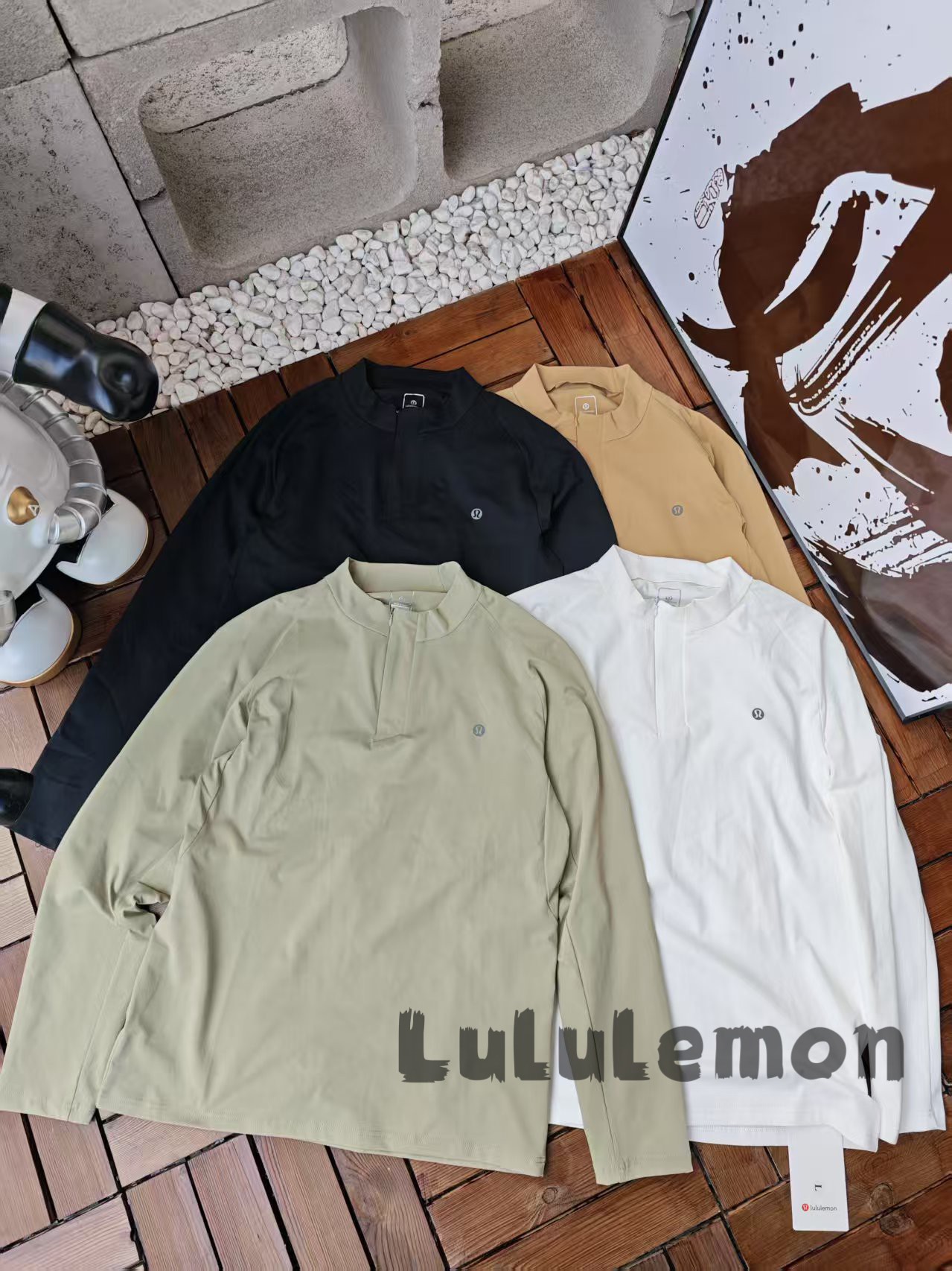 ，Lululemon春夏新款soft jersey系列户外休闲健身跑步高弹性运动半拉链长袖 高密度贴身透气 健身训练长袖！\n立体剪裁，用心好料！soft jersey系列，无与伦比的质感，舒适且干爽，柔软又轻盈！户外机能长袖T恤，高弹力抗磨耐造！非常实用，超高性比！城市休闲，户外运动均可驾驭。颜色：黑色 卡其 白色 豆绿，尺码： M-xL