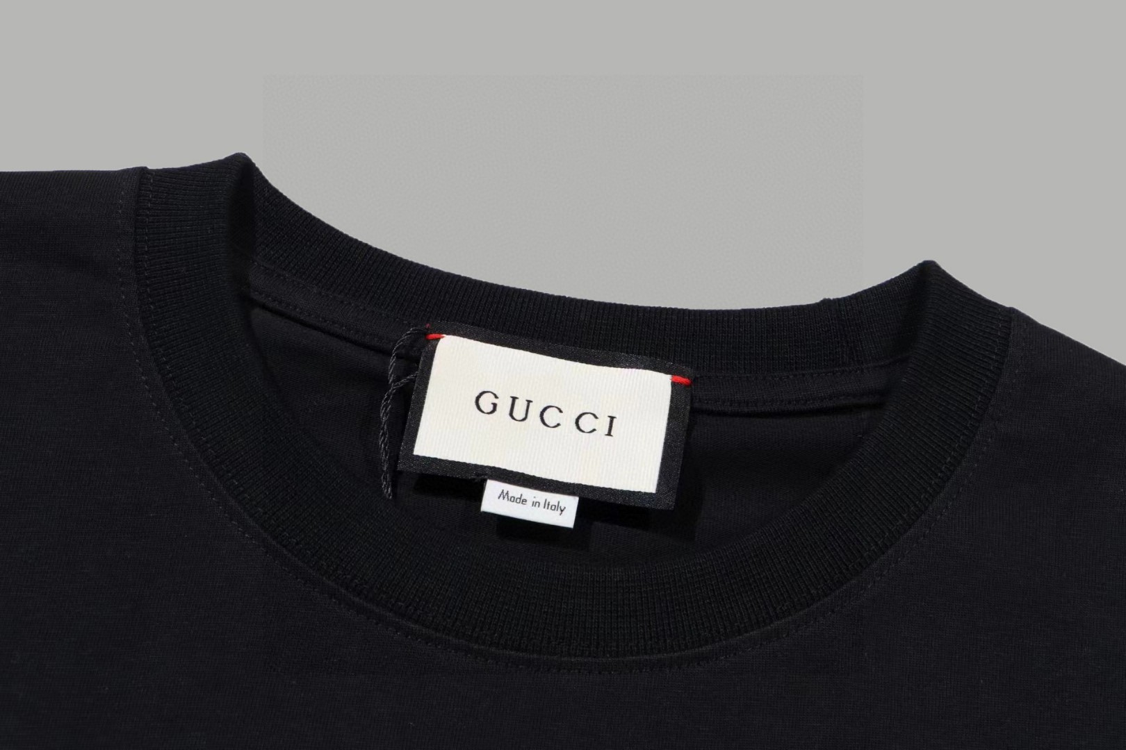 🅿️85  GUCCI 古驰 2024ss
原版面料 官方同款 短袖T恤
定制260 克同缸染面料  手感舒适 
春夏最新砖柜同步  时尚又个性  超级百搭              
男女同款  人手必备
吊牌 领标 水洗麦 三标齐全
颜色: 黑色 杏色
尺码：XS  S  M  L