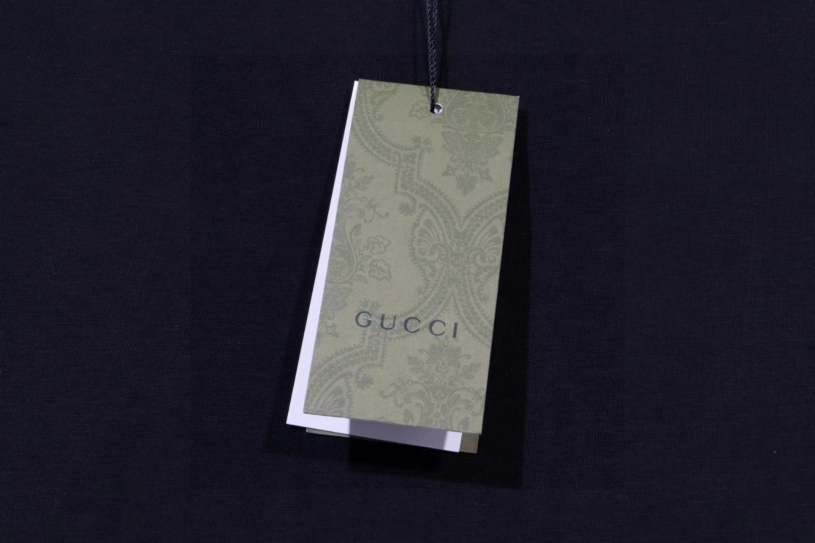 🅿️85  GUCCI 古驰 2024ss
原版面料 官方同款 短袖T恤
定制260 克同缸染面料  手感舒适 
春夏最新砖柜同步  时尚又个性  超级百搭              
男女同款  人手必备
吊牌 领标 水洗麦 三标齐全
颜色: 黑色 杏色
尺码：XS  S  M  L