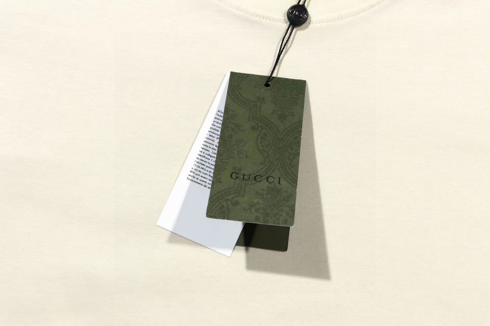 🅿️85  GUCCI 古驰 2024ss
原版面料 官方同款 短袖T恤
定制260 克同缸染面料  手感舒适 
春夏最新砖柜同步  时尚又个性  超级百搭              
男女同款  人手必备
吊牌 领标 水洗麦 三标齐全
颜色: 黑色 杏色
尺码：XS  S  M  L