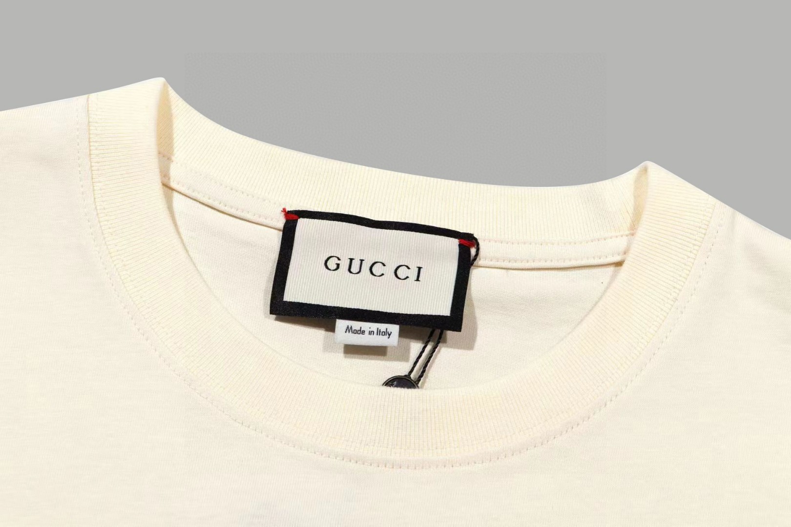 🅿️85  GUCCI 古驰 2024ss
原版面料 官方同款 短袖T恤
定制260 克同缸染面料  手感舒适 
春夏最新砖柜同步  时尚又个性  超级百搭              
男女同款  人手必备
吊牌 领标 水洗麦 三标齐全
颜色: 黑色 杏色
尺码：XS  S  M  L