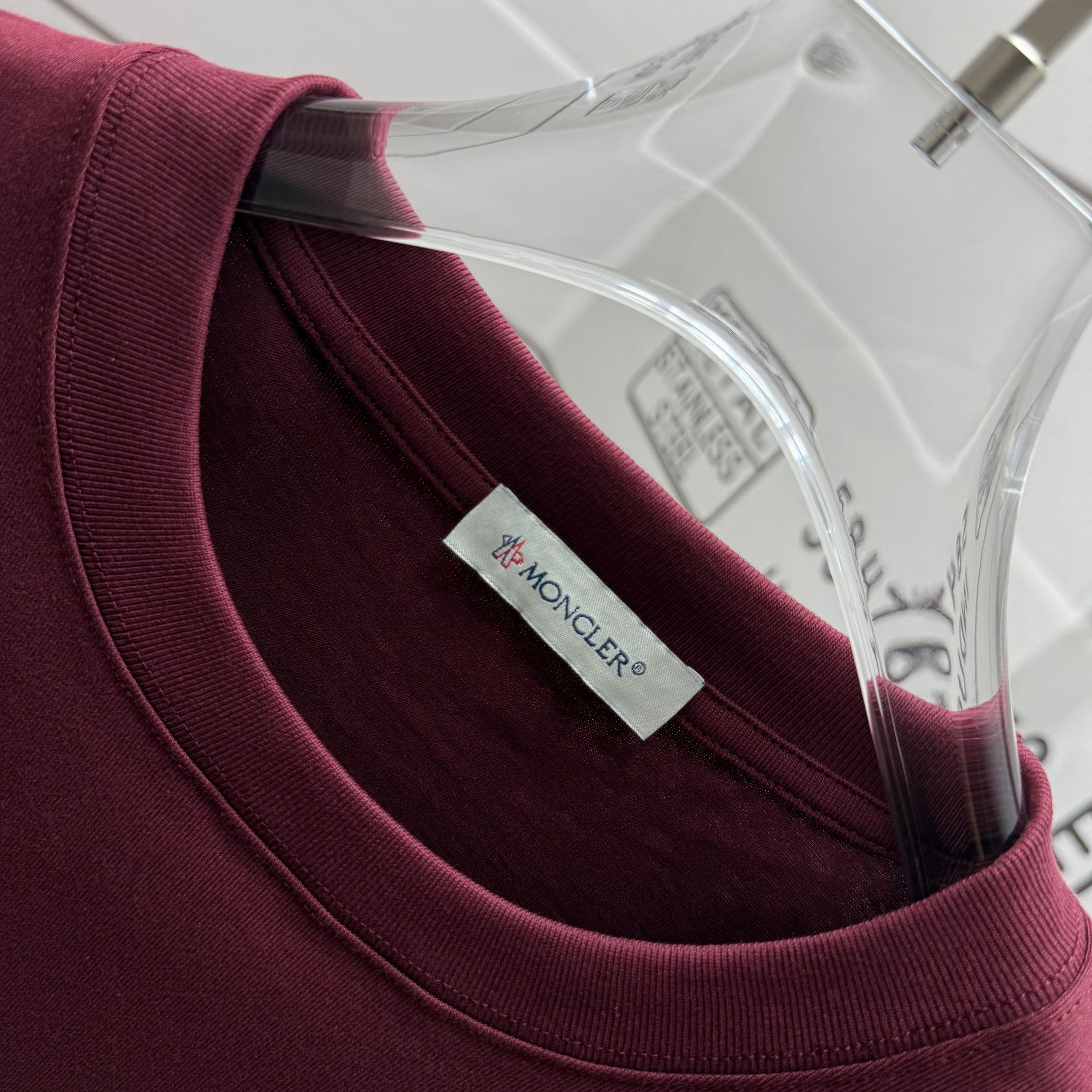 Moncler Camiseta de Manga Corta con Logo Bordado para Hombre y Mujer 5 a1745516289041 8301