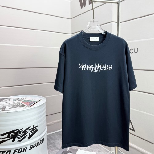 MM6 Maison Margiela חולצת טי שירט שרוול קצר עם הדפס - עיצוב אופנתי ונוח 1 MM6 Maison Margiela חולצת טי שירט שרוול קצר עם הדפס – עיצוב אופנתי ונוח