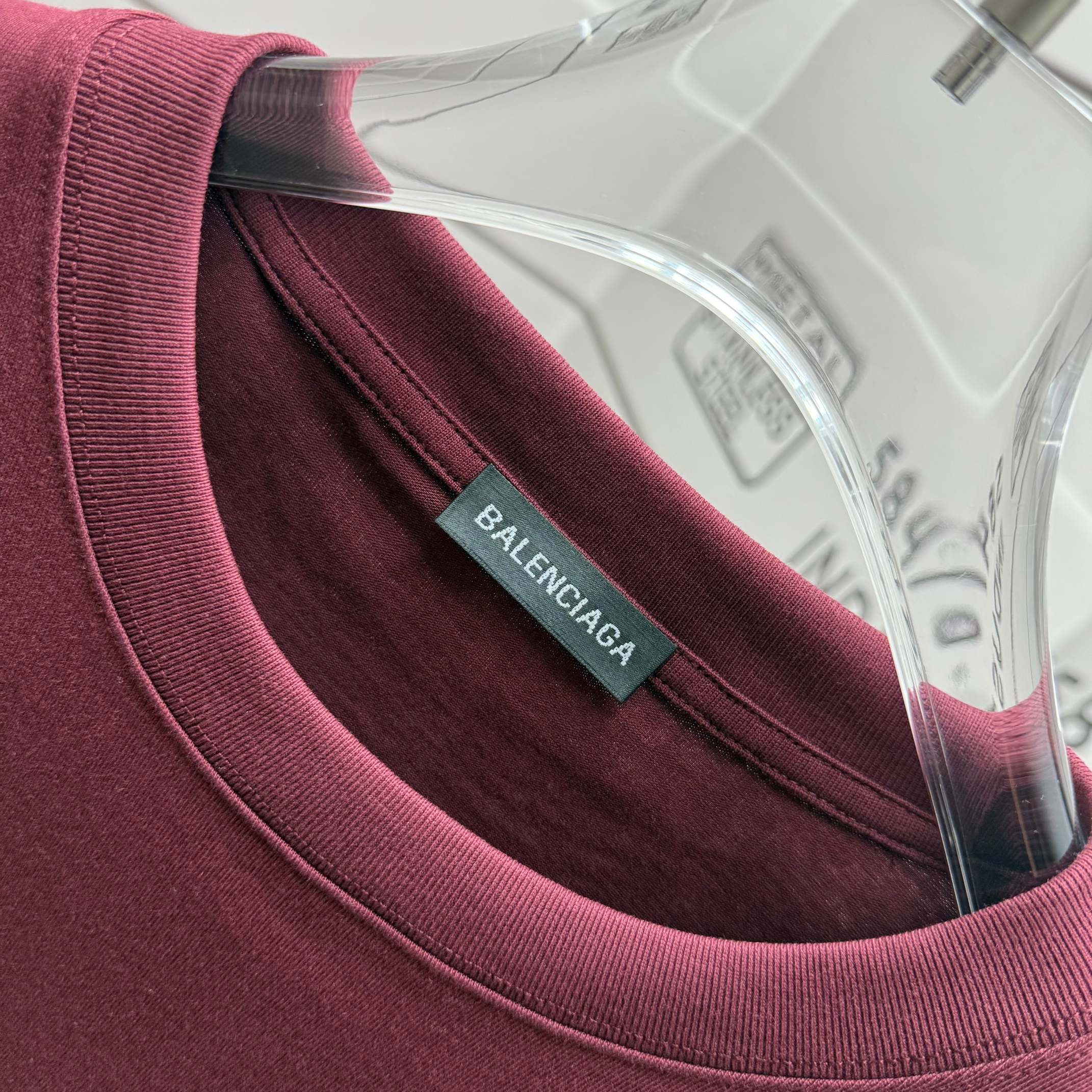 #💰80 高品质  巴黎世家 Balenciaga 走秀款2025ss春夏上新 重磅推出280克重高密度面料短袖t恤
采用进口定染面料 宽松休闲OS落肩版型
上身效果超绝  男女同款
颜色：黑色 白色 安哥拉红 藏青蓝
SIZE：XS S M L