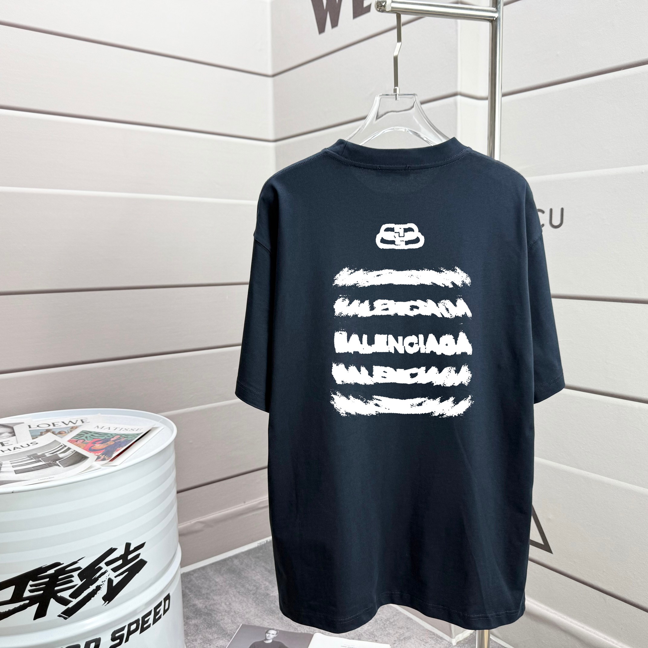#💰80 高品质  巴黎世家 Balenciaga 走秀款2025ss春夏上新 重磅推出280克重高密度面料短袖t恤
采用进口定染面料 宽松休闲OS落肩版型
上身效果超绝  男女同款
颜色：黑色 白色 安哥拉红 藏青蓝
SIZE：XS S M L