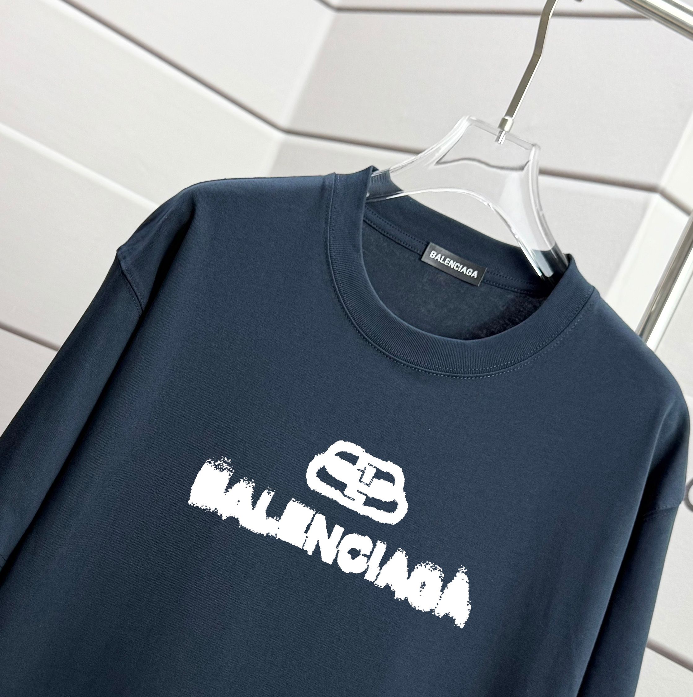 #💰80 高品质  巴黎世家 Balenciaga 走秀款2025ss春夏上新 重磅推出280克重高密度面料短袖t恤
采用进口定染面料 宽松休闲OS落肩版型
上身效果超绝  男女同款
颜色：黑色 白色 安哥拉红 藏青蓝
SIZE：XS S M L