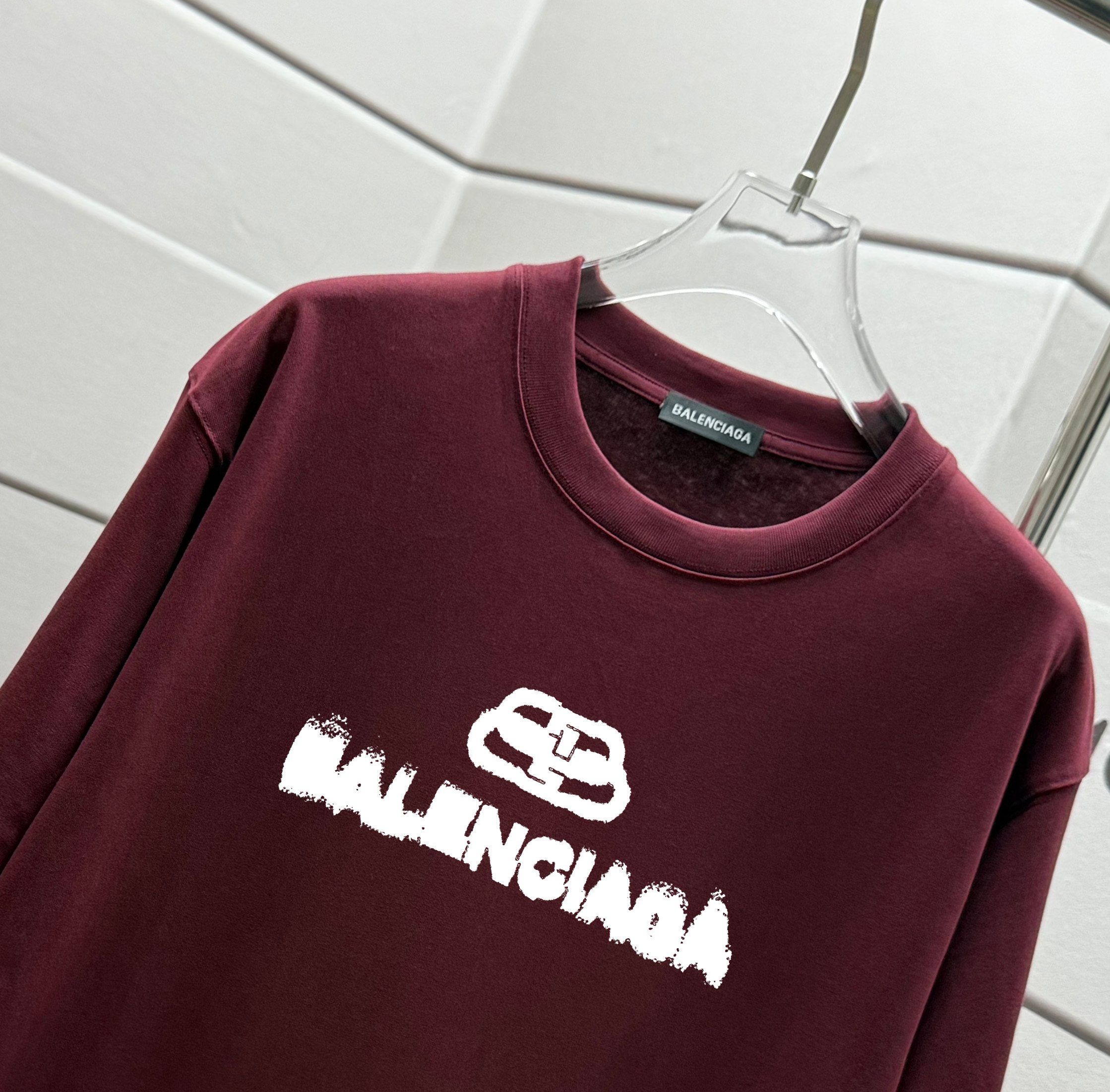 #💰80 高品质  巴黎世家 Balenciaga 走秀款2025ss春夏上新 重磅推出280克重高密度面料短袖t恤
采用进口定染面料 宽松休闲OS落肩版型
上身效果超绝  男女同款
颜色：黑色 白色 安哥拉红 藏青蓝
SIZE：XS S M L