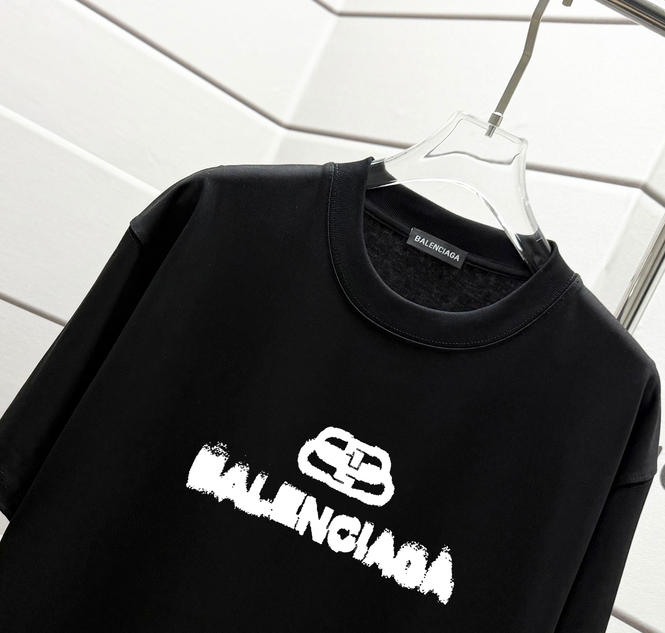 #💰80 高品质  巴黎世家 Balenciaga 走秀款2025ss春夏上新 重磅推出280克重高密度面料短袖t恤
采用进口定染面料 宽松休闲OS落肩版型
上身效果超绝  男女同款
颜色：黑色 白色 安哥拉红 藏青蓝
SIZE：XS S M L