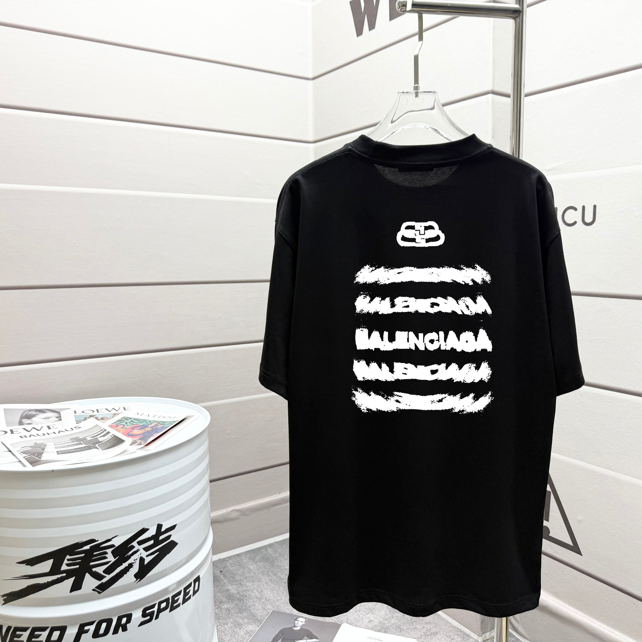 #💰80 高品质  巴黎世家 Balenciaga 走秀款2025ss春夏上新 重磅推出280克重高密度面料短袖t恤
采用进口定染面料 宽松休闲OS落肩版型
上身效果超绝  男女同款
颜色：黑色 白色 安哥拉红 藏青蓝
SIZE：XS S M L
