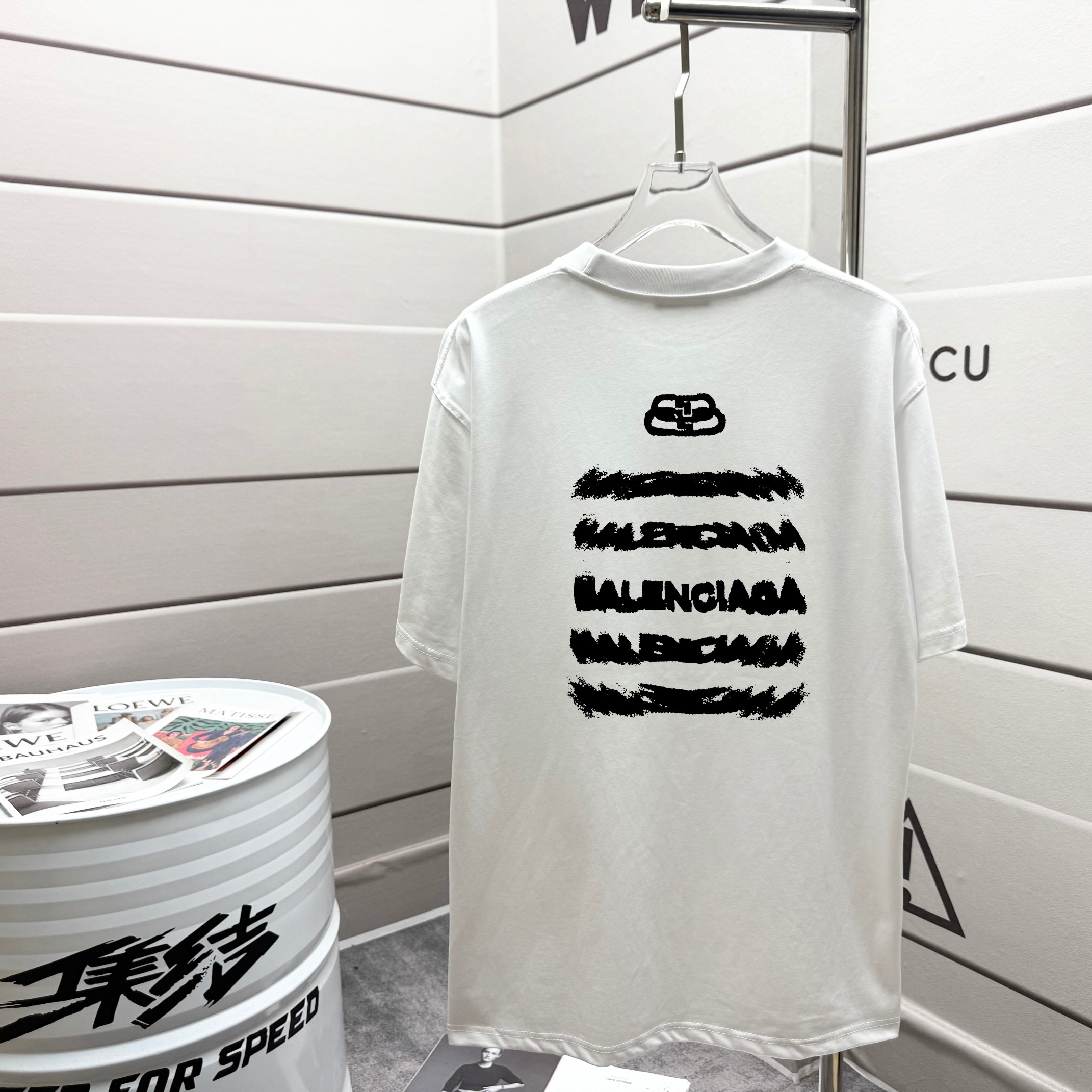 #💰80 高品质  巴黎世家 Balenciaga 走秀款2025ss春夏上新 重磅推出280克重高密度面料短袖t恤
采用进口定染面料 宽松休闲OS落肩版型
上身效果超绝  男女同款
颜色：黑色 白色 安哥拉红 藏青蓝
SIZE：XS S M L