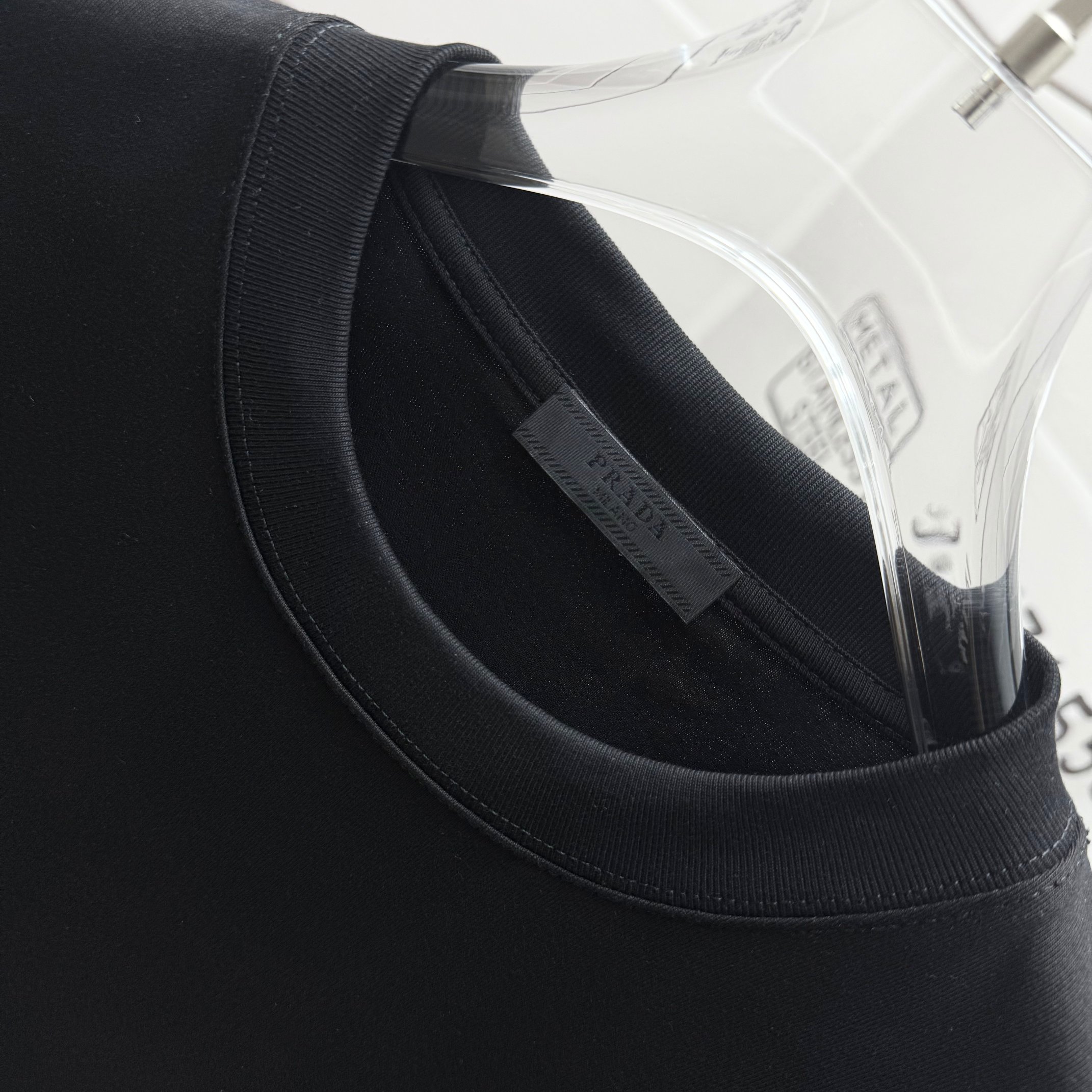 P70

PRADA 普拉达  2025新款春夏
 官方同款  短袖T恤
定制 同缸染面料  手感非常舒服  
春夏最新砖柜同步  时尚又个性 超级百搭好看                
男女都非常合适  人手必备款 
吊牌 领标 水洗麦 三标齐全
颜色: 白色 黑色 藏青色 安哥拉红 
尺码：XS-L