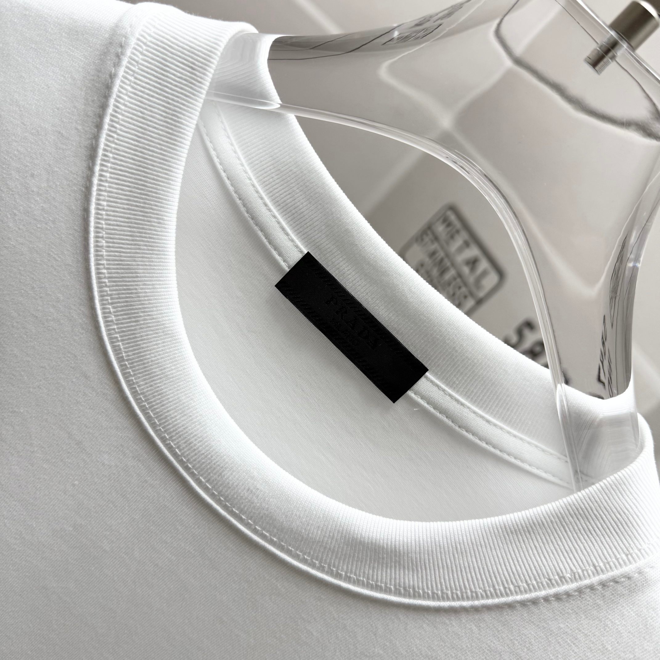 P70

PRADA 普拉达  2025新款春夏
 官方同款  短袖T恤
定制 同缸染面料  手感非常舒服  
春夏最新砖柜同步  时尚又个性 超级百搭好看                
男女都非常合适  人手必备款 
吊牌 领标 水洗麦 三标齐全
颜色: 白色 黑色  安哥拉红 
尺码：XS-L