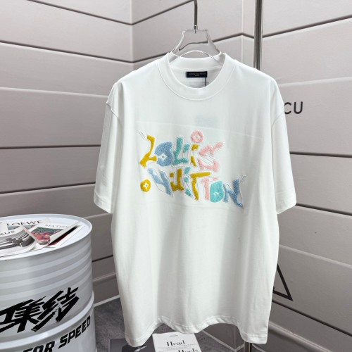 Louis Vuitton 2025 Spring/Summer Graffiti Cotton T-Shirt, Unisex Style 1 Louis Vuitton 2025 Spring/Summer Graffiti Cotton T-Shirt, Unisex Style