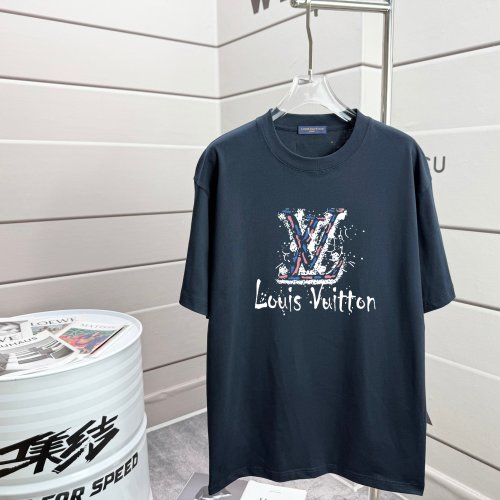 Louis Vuitton 2025 Spring/Summer Runway Logo Print Short Sleeve T-Shirt 1 Louis Vuitton 2025 Spring/Summer Runway Logo Print Short Sleeve T-Shirt